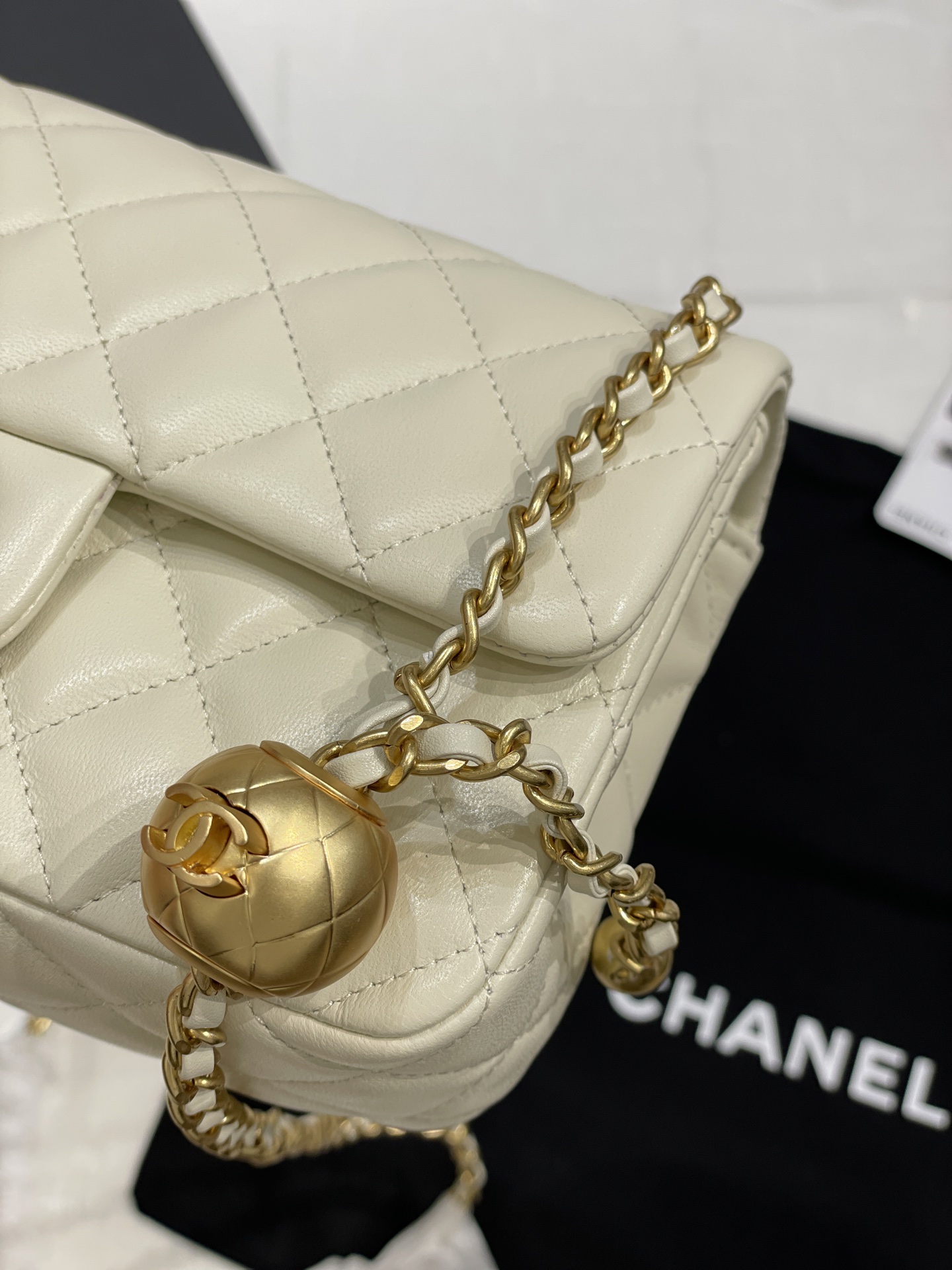 Chanel 升级版大号小金球 口盖羊皮包 这款上身背了之后真的怎么看怎么喜欢