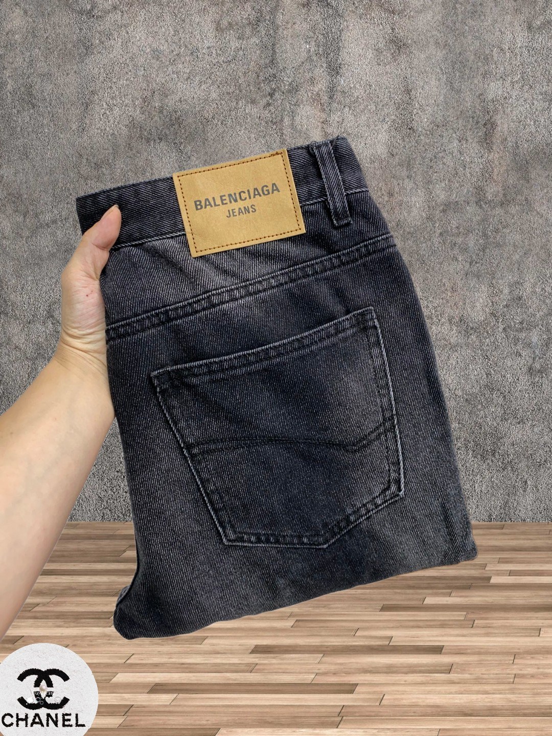 NO:428833,BALENCIGA is the latest spring and summer jeans hot-selling model in the counter. Taste and value are shared. It is very comfortable to wear, low-key and luxurious. It is very classy when worn. There is no need to say much about the style and cutting of the pants. The upper body is exquisite and vivid. The true first-class quality is the real palace-grade casual pants, which are made of Turkey cotton. A22 produces the most famous tannin fabric with excellent quality. It is heavy washing and makes the pants very soft. The straight-footed style is not picky. The upper body is absolutely stylish and extremely luxurious!  Count 30-38. None 37, balenciaga, balenciaga, jeans, alexander wang19860909BALENCIGA 巴黎世家 春夏最新品牛仔裤专柜热销款 品味与价值共享 身穿着非常舒适 低调不失奢华 穿出去非常有档次,裤型款式和裁剪亦无需多言 上身精致跃然.真正一等一顶级质料 真正殿堂级的休闲裤,选用土耳其的棉花 A22生产出最有名的单宁布品质卓然 经过重水洗使得裤子很柔软 直脚的版型 不挑人 上身绝对的有型 极度奢华！码数30-38.无37,,balenciaga,balenciaga,jeans,alexander wang,Men's clothing