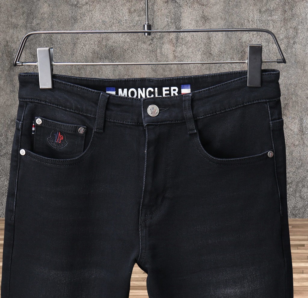 MONCLER 蒙口 秋冬最新牛仔裤 高級感と快適さを両立