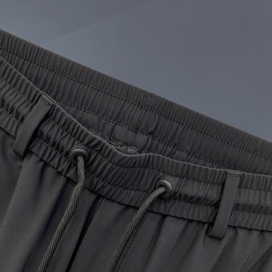 🔥PRADA 普拉达 26年新品休闲裤🔥专柜热销款 品味与价值共享 身穿着非常舒适 低调不失奢华 穿出去