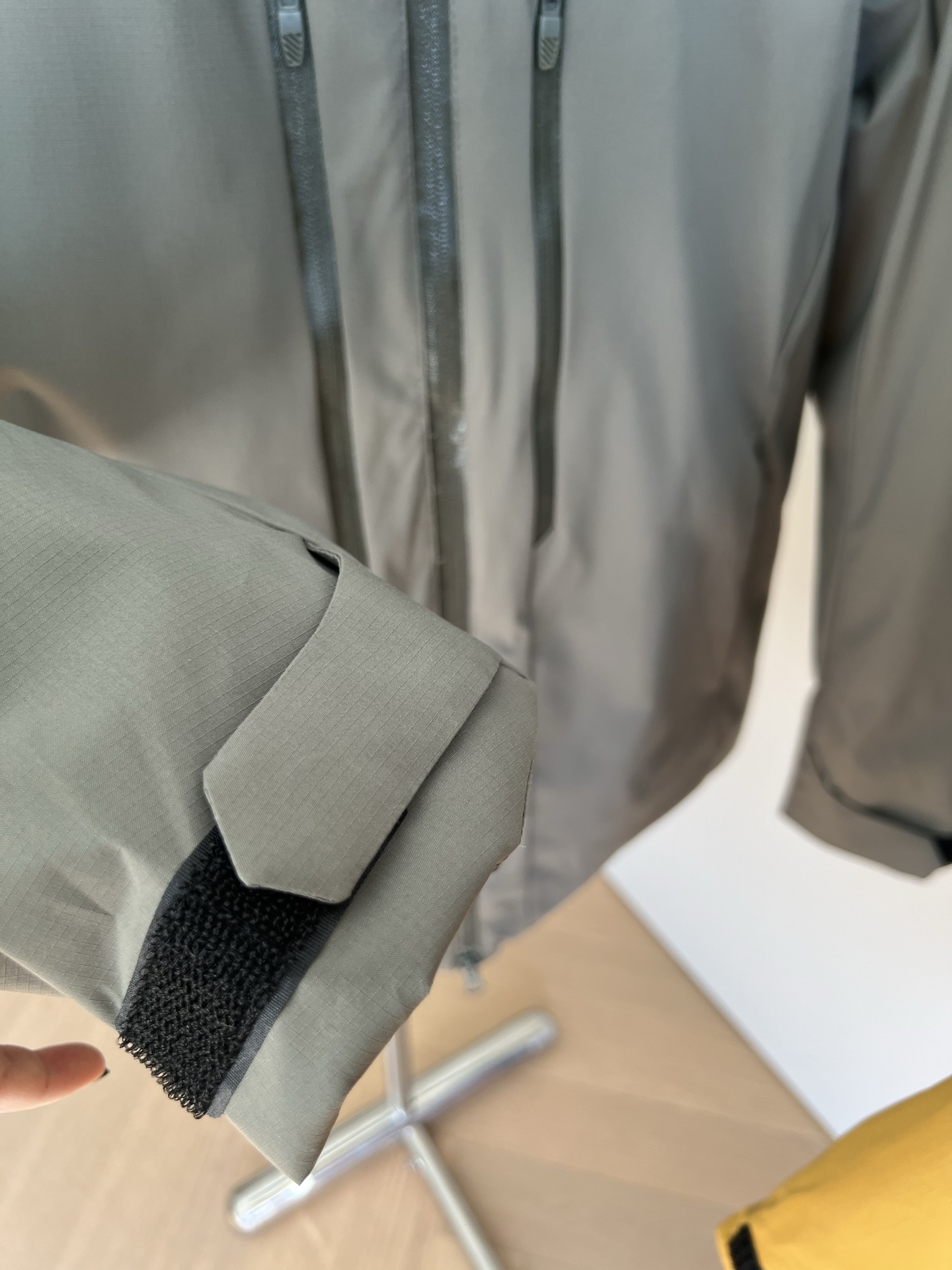 🛒购物价： 💰260
可隆双口袋棉服。醉心科技的融合体！
…高端体验…这不是一款普通的棉衣，多功能！御寒保暖，防风 ，防雨溅面料采用醉新科技面料，防风防雨防雪 ，醉强保暖的棉服！上身立体感十足！每一处做工和细节都是匠心之作，品质完全保障！有效的增加了防风效果，更增添了时尚感…视觉上不单子…当然制作成本肯定要高出很多…随意搭配！独特的版型的设计，上身修身防水抗风系列产品。G-tex拒水面料，荷叶效应有效抵挡风雪，增加户外安全性，内层进口长绒丝棉加持，高密度工艺锁住热量，有效抵抗恶劣天气。户外机能设计!时尚必备 
颜色：绿色，黄色，黑色，卡其
尺码：M-3XL
    M:胸围112 肩宽45.5 衣长70
    L:胸围116 肩宽47 衣长72
  XL:胸围120 肩宽48.5 衣长74
2XL:胸围124 肩宽50 衣长76
3XL:胸围128 肩宽51.5 衣长78
