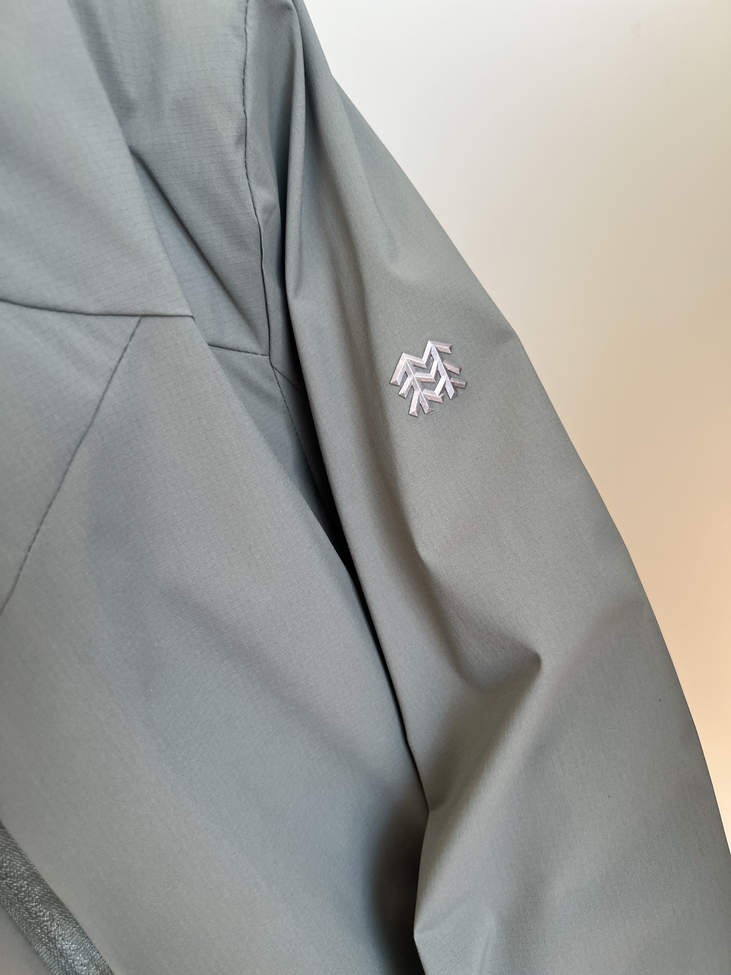 🛒购物价： 💰260
可隆双口袋棉服。醉心科技的融合体！
…高端体验…这不是一款普通的棉衣，多功能！御寒保暖，防风 ，防雨溅面料采用醉新科技面料，防风防雨防雪 ，醉强保暖的棉服！上身立体感十足！每一处做工和细节都是匠心之作，品质完全保障！有效的增加了防风效果，更增添了时尚感…视觉上不单子…当然制作成本肯定要高出很多…随意搭配！独特的版型的设计，上身修身防水抗风系列产品。G-tex拒水面料，荷叶效应有效抵挡风雪，增加户外安全性，内层进口长绒丝棉加持，高密度工艺锁住热量，有效抵抗恶劣天气。户外机能设计!时尚必备 
颜色：绿色，黄色，黑色，卡其
尺码：M-3XL
    M:胸围112 肩宽45.5 衣长70
    L:胸围116 肩宽47 衣长72
  XL:胸围120 肩宽48.5 衣长74
2XL:胸围124 肩宽50 衣长76
3XL:胸围128 肩宽51.5 衣长78
