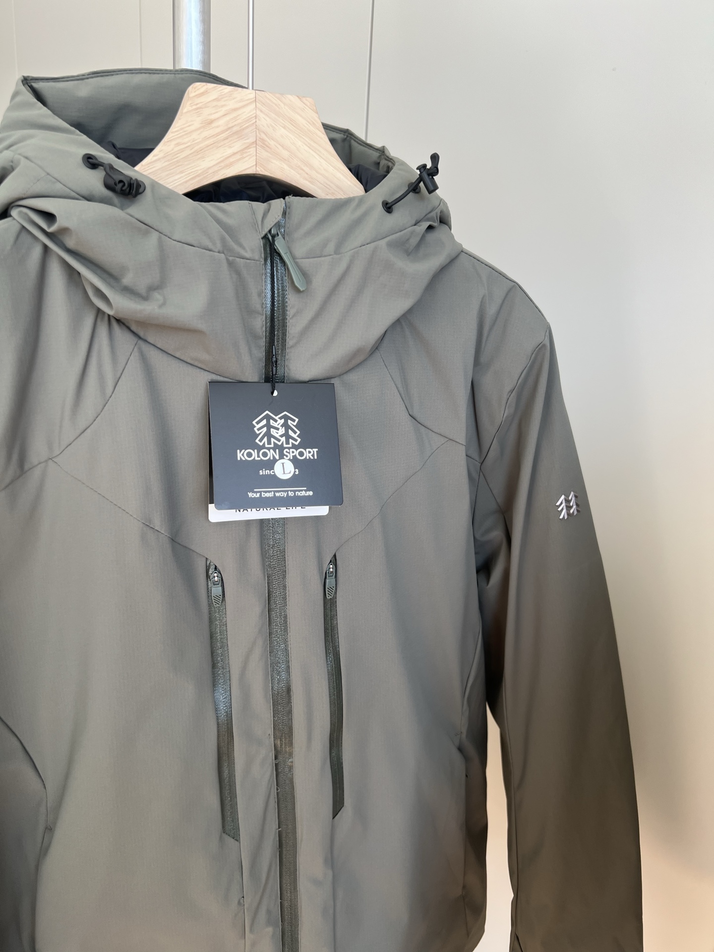 🛒购物价： 💰260
可隆双口袋棉服。醉心科技的融合体！
…高端体验…这不是一款普通的棉衣，多功能！御寒保暖，防风 ，防雨溅面料采用醉新科技面料，防风防雨防雪 ，醉强保暖的棉服！上身立体感十足！每一处做工和细节都是匠心之作，品质完全保障！有效的增加了防风效果，更增添了时尚感…视觉上不单子…当然制作成本肯定要高出很多…随意搭配！独特的版型的设计，上身修身防水抗风系列产品。G-tex拒水面料，荷叶效应有效抵挡风雪，增加户外安全性，内层进口长绒丝棉加持，高密度工艺锁住热量，有效抵抗恶劣天气。户外机能设计!时尚必备 
颜色：绿色，黄色，黑色，卡其
尺码：M-3XL
    M:胸围112 肩宽45.5 衣长70
    L:胸围116 肩宽47 衣长72
  XL:胸围120 肩宽48.5 衣长74
2XL:胸围124 肩宽50 衣长76
3XL:胸围128 肩宽51.5 衣长78
