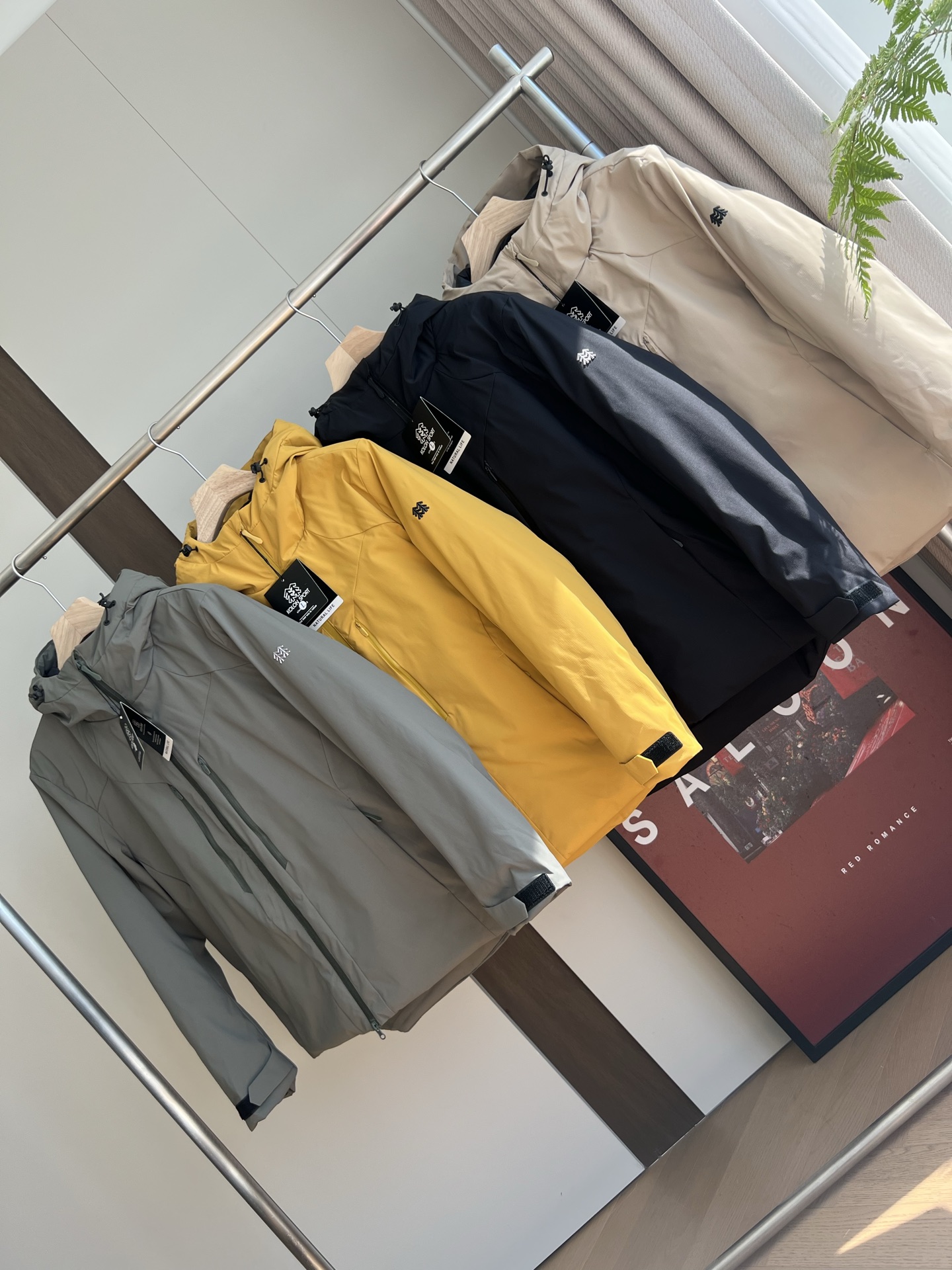 🛒购物价： 💰260
可隆双口袋棉服。醉心科技的融合体！
…高端体验…这不是一款普通的棉衣，多功能！御寒保暖，防风 ，防雨溅面料采用醉新科技面料，防风防雨防雪 ，醉强保暖的棉服！上身立体感十足！每一处做工和细节都是匠心之作，品质完全保障！有效的增加了防风效果，更增添了时尚感…视觉上不单子…当然制作成本肯定要高出很多…随意搭配！独特的版型的设计，上身修身防水抗风系列产品。G-tex拒水面料，荷叶效应有效抵挡风雪，增加户外安全性，内层进口长绒丝棉加持，高密度工艺锁住热量，有效抵抗恶劣天气。户外机能设计!时尚必备 
颜色：绿色，黄色，黑色，卡其
尺码：M-3XL
    M:胸围112 肩宽45.5 衣长70
    L:胸围116 肩宽47 衣长72
  XL:胸围120 肩宽48.5 衣长74
2XL:胸围124 肩宽50 衣长76
3XL:胸围128 肩宽51.5 衣长78
