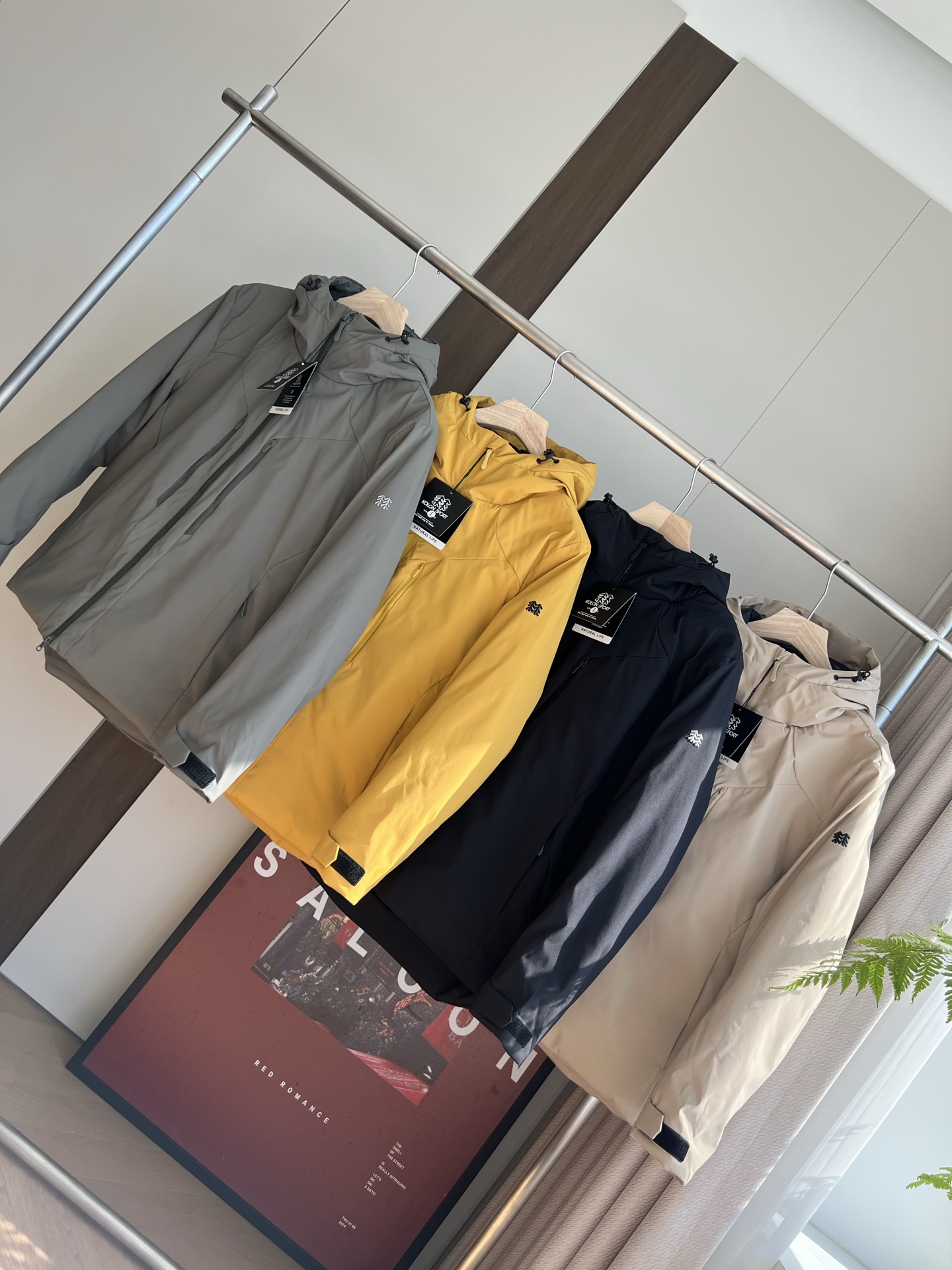 🛒购物价： 💰260
可隆双口袋棉服。醉心科技的融合体！
…高端体验…这不是一款普通的棉衣，多功能！御寒保暖，防风 ，防雨溅面料采用醉新科技面料，防风防雨防雪 ，醉强保暖的棉服！上身立体感十足！每一处做工和细节都是匠心之作，品质完全保障！有效的增加了防风效果，更增添了时尚感…视觉上不单子…当然制作成本肯定要高出很多…随意搭配！独特的版型的设计，上身修身防水抗风系列产品。G-tex拒水面料，荷叶效应有效抵挡风雪，增加户外安全性，内层进口长绒丝棉加持，高密度工艺锁住热量，有效抵抗恶劣天气。户外机能设计!时尚必备 
颜色：绿色，黄色，黑色，卡其
尺码：M-3XL
    M:胸围112 肩宽45.5 衣长70
    L:胸围116 肩宽47 衣长72
  XL:胸围120 肩宽48.5 衣长74
2XL:胸围124 肩宽50 衣长76
3XL:胸围128 肩宽51.5 衣长78
