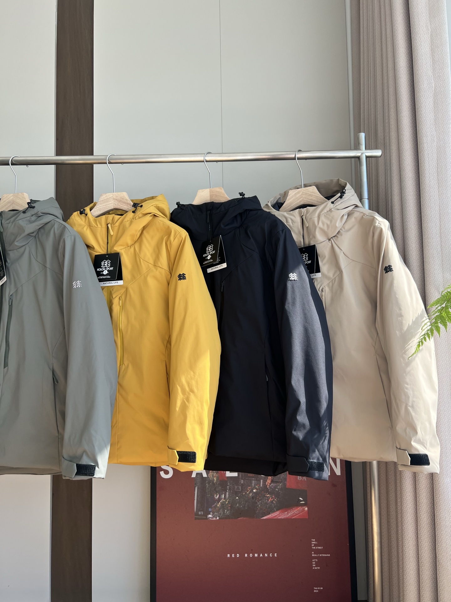 🛒购物价： 💰260
可隆双口袋棉服。醉心科技的融合体！
…高端体验…这不是一款普通的棉衣，多功能！御寒保暖，防风 ，防雨溅面料采用醉新科技面料，防风防雨防雪 ，醉强保暖的棉服！上身立体感十足！每一处做工和细节都是匠心之作，品质完全保障！有效的增加了防风效果，更增添了时尚感…视觉上不单子…当然制作成本肯定要高出很多…随意搭配！独特的版型的设计，上身修身防水抗风系列产品。G-tex拒水面料，荷叶效应有效抵挡风雪，增加户外安全性，内层进口长绒丝棉加持，高密度工艺锁住热量，有效抵抗恶劣天气。户外机能设计!时尚必备 
颜色：绿色，黄色，黑色，卡其
尺码：M-3XL
    M:胸围112 肩宽45.5 衣长70
    L:胸围116 肩宽47 衣长72
  XL:胸围120 肩宽48.5 衣长74
2XL:胸围124 肩宽50 衣长76
3XL:胸围128 肩宽51.5 衣长78
