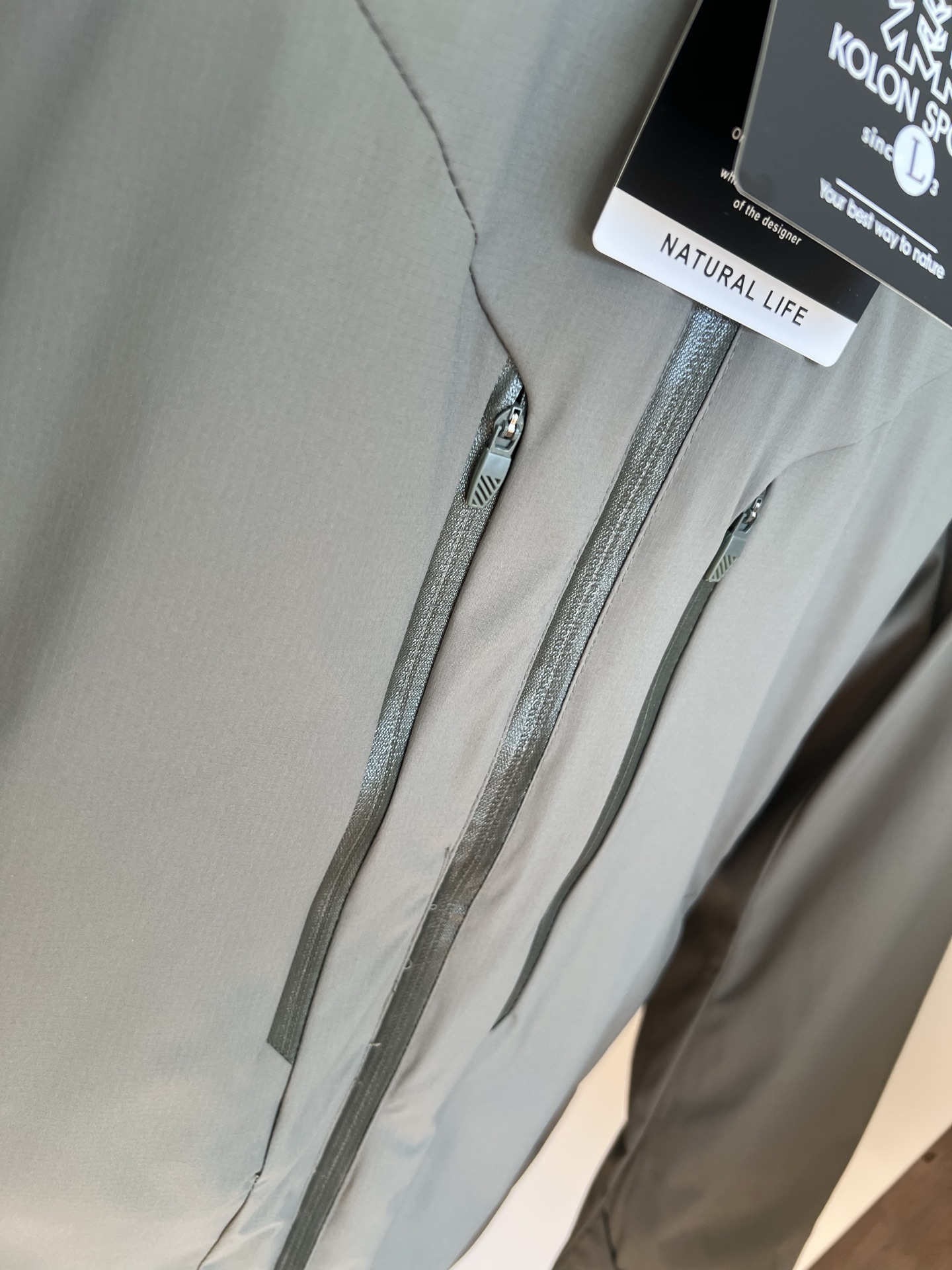 🛒购物价： 💰260
可隆双口袋棉服。醉心科技的融合体！
…高端体验…这不是一款普通的棉衣，多功能！御寒保暖，防风 ，防雨溅面料采用醉新科技面料，防风防雨防雪 ，醉强保暖的棉服！上身立体感十足！每一处做工和细节都是匠心之作，品质完全保障！有效的增加了防风效果，更增添了时尚感…视觉上不单子…当然制作成本肯定要高出很多…随意搭配！独特的版型的设计，上身修身防水抗风系列产品。G-tex拒水面料，荷叶效应有效抵挡风雪，增加户外安全性，内层进口长绒丝棉加持，高密度工艺锁住热量，有效抵抗恶劣天气。户外机能设计!时尚必备 
颜色：绿色，黄色，黑色，卡其
尺码：M-3XL
    M:胸围112 肩宽45.5 衣长70
    L:胸围116 肩宽47 衣长72
  XL:胸围120 肩宽48.5 衣长74
2XL:胸围124 肩宽50 衣长76
3XL:胸围128 肩宽51.5 衣长78
