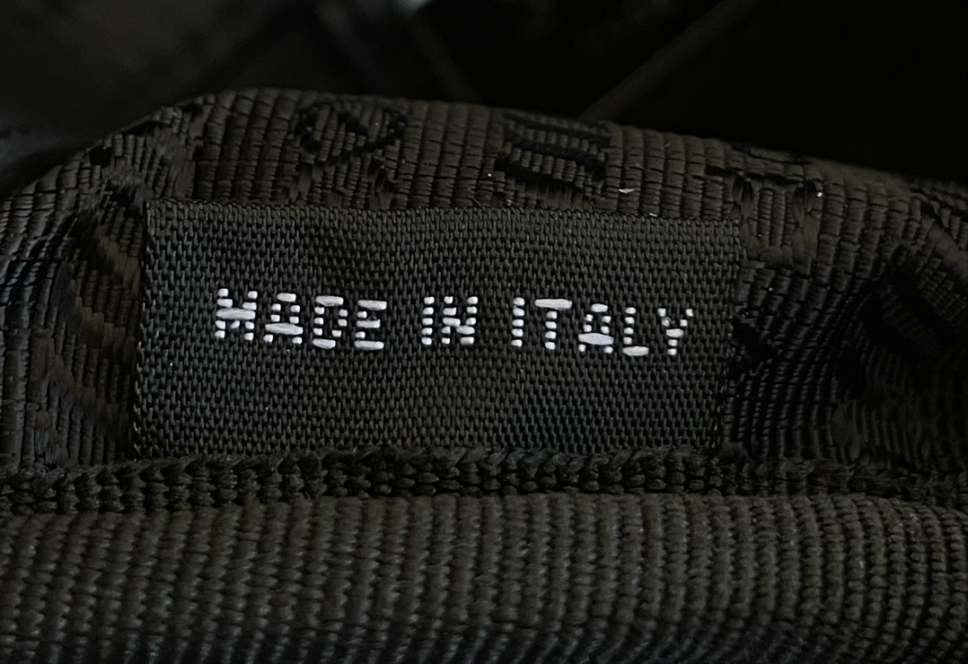 Prada The place of origin is also Italian, and it is also based on the requirements of foreign customers of the trading company. Everyone knows t