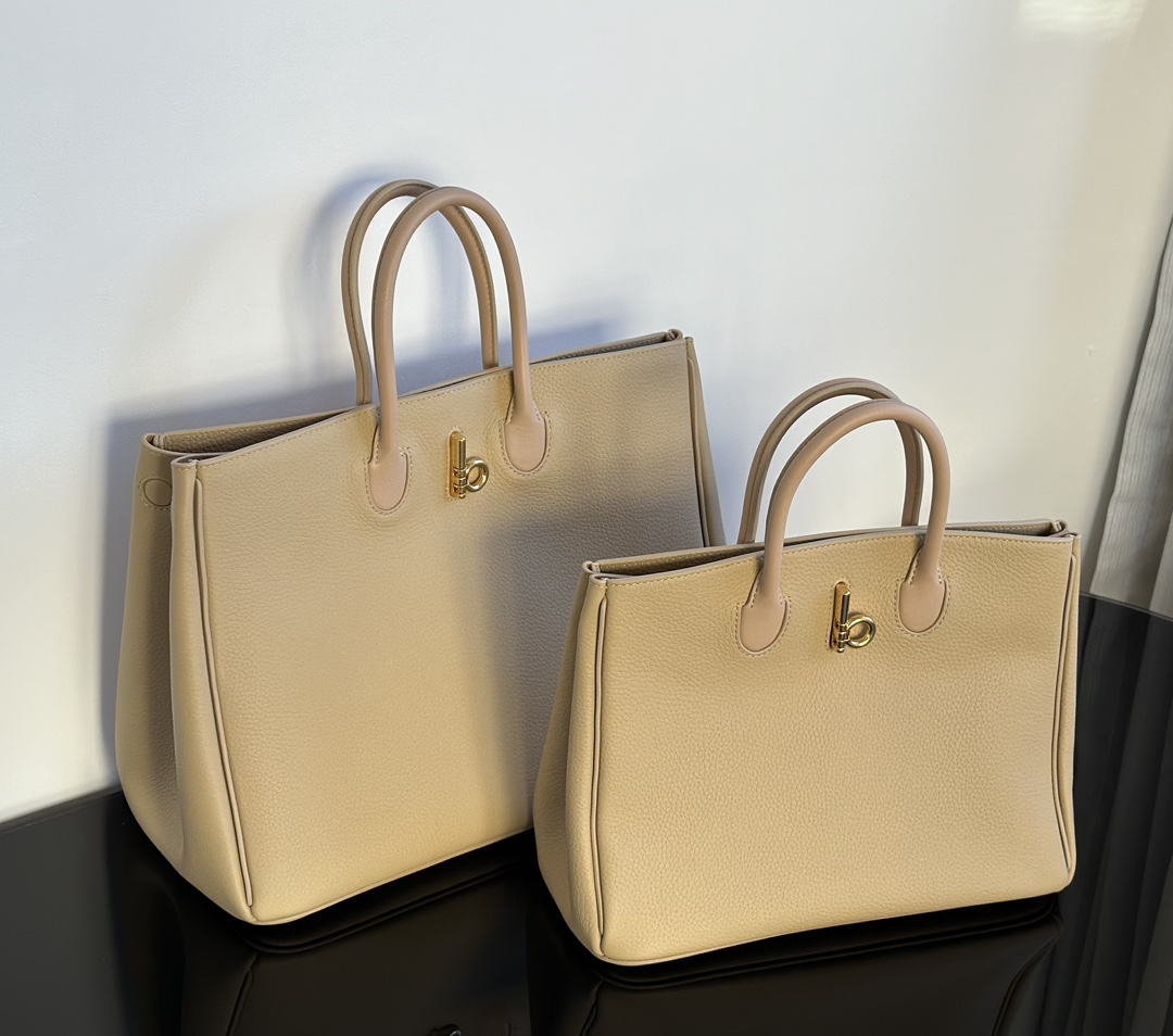 Burberry Delivered with packaging box, two sizes, medium 35cm, small 30cm