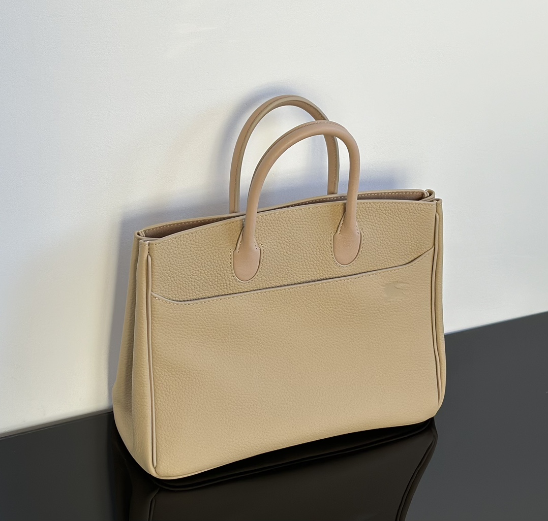 Burberry The small size is actually equipped with a detachable long shoulder strap.