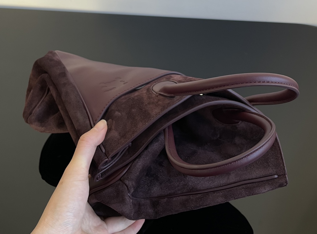 Burberry The bag body made of suede is also soft, but it won't collapse and has a firm silhouette.