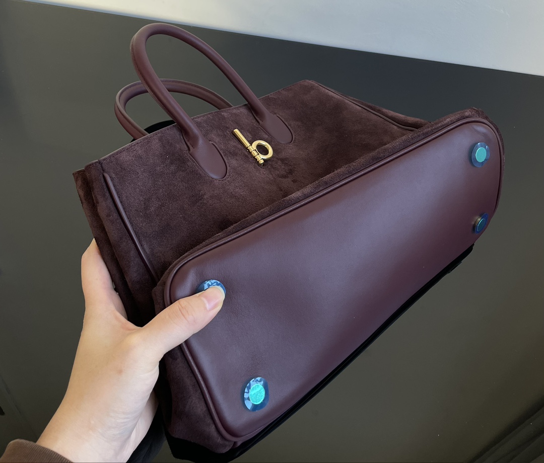 Burberry The bag body made of suede is also soft, but it won't collapse and has a firm silhouette.