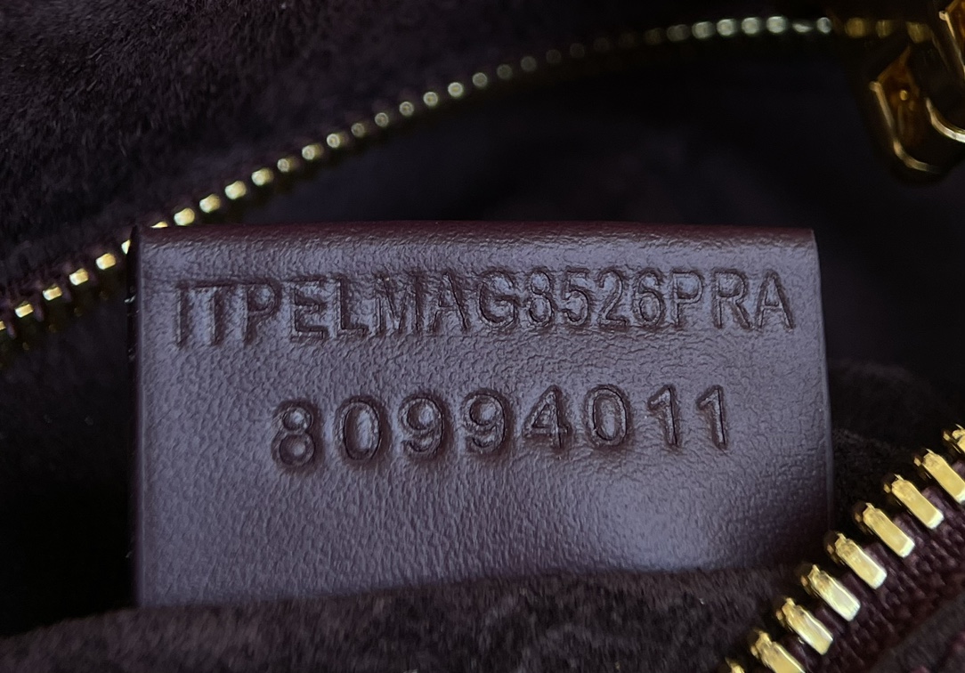 Burberry It comes with an anti-counterfeiting code and the stamped logo is also a new version of capital letters.