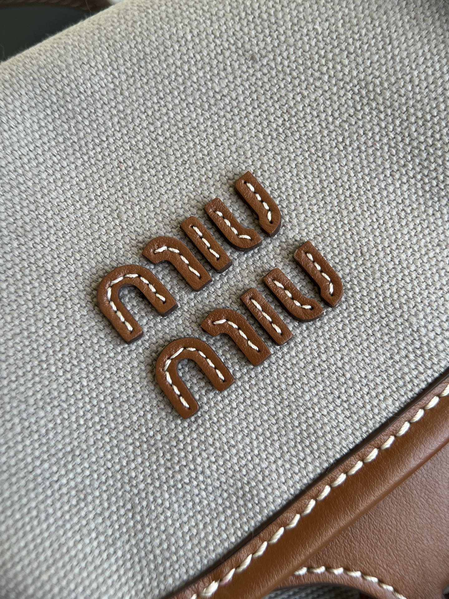 Miu Miu A set of bytes is added. The overall workmanship is exquisite. It is produced by a large factory. The details must be in place.