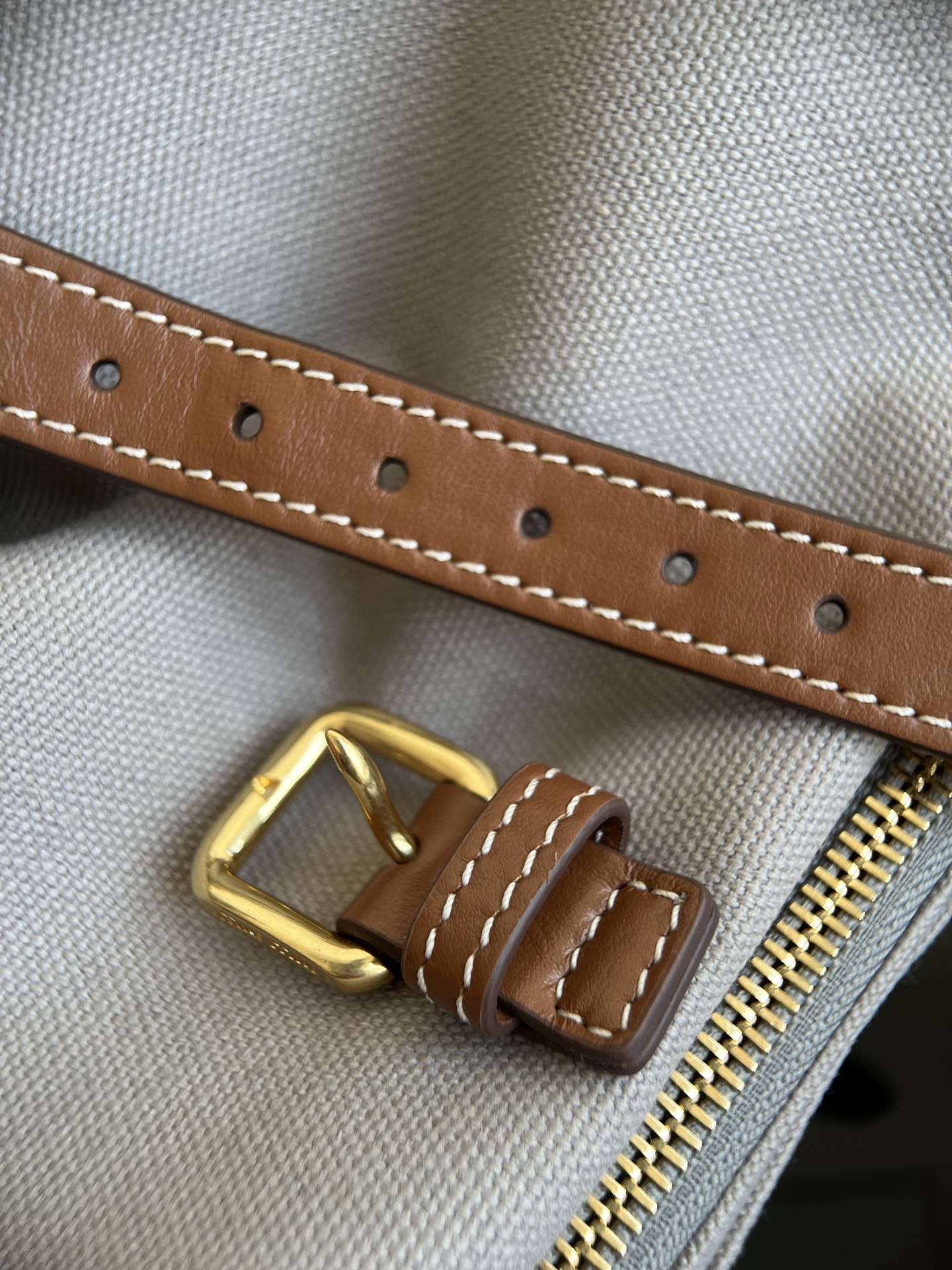 Miu Miu A set of bytes is added. The overall workmanship is exquisite. It is produced by a large factory. The details must be in place.
