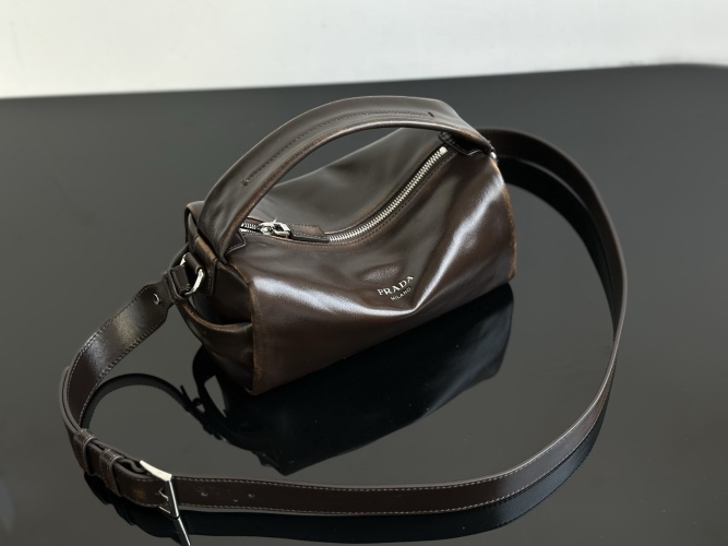Prada 2025 Spring Retro Distressed Brown Leather Handbag, 24*11*11 cm 1 Prada 2025 Spring Retro Distressed Brown Leather Handbag, 24*11*11 cm