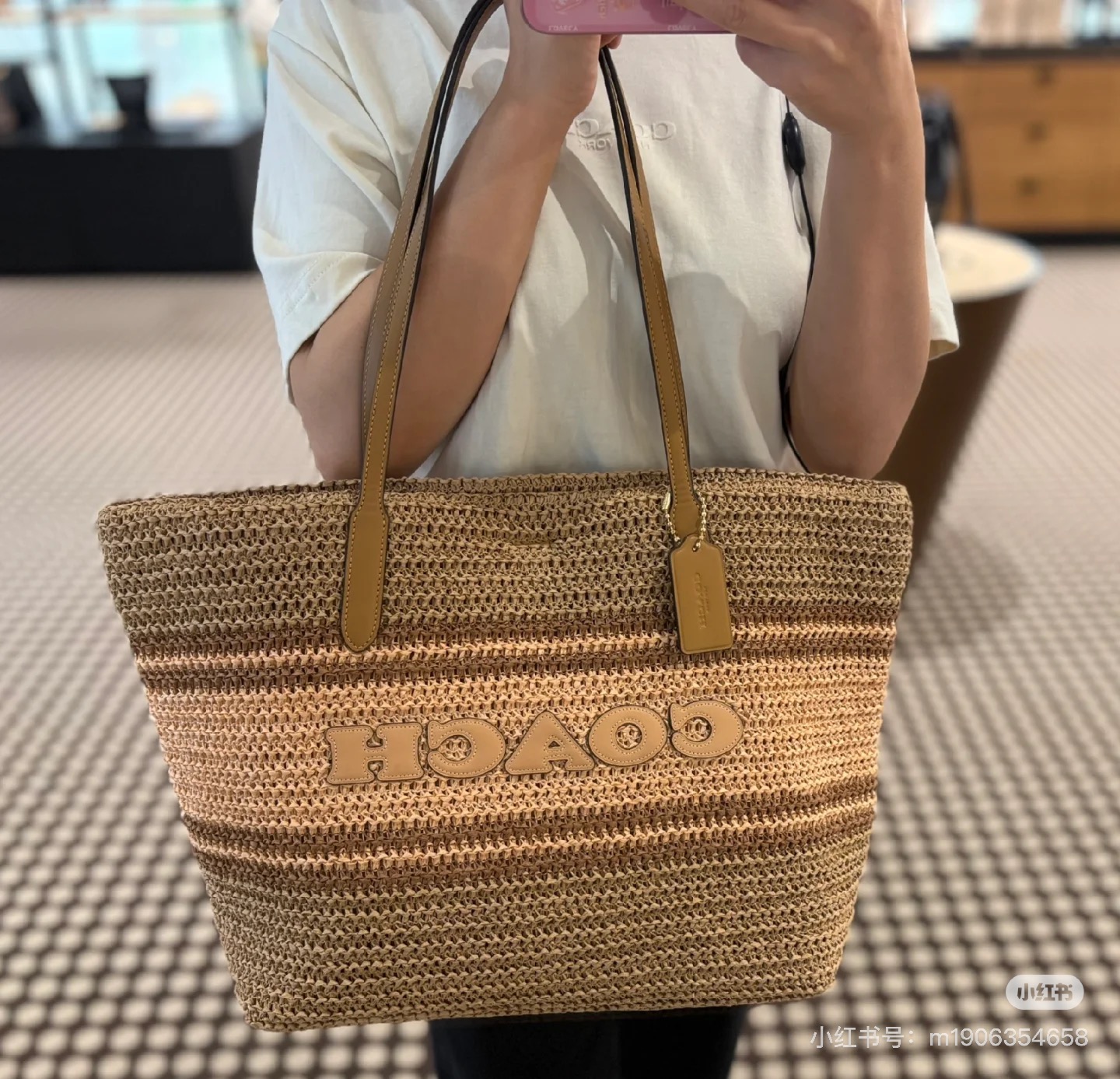 Coach Upper body reference This is a selfie taken by the store clerk. This is the latest model and no one has carried it yet! !