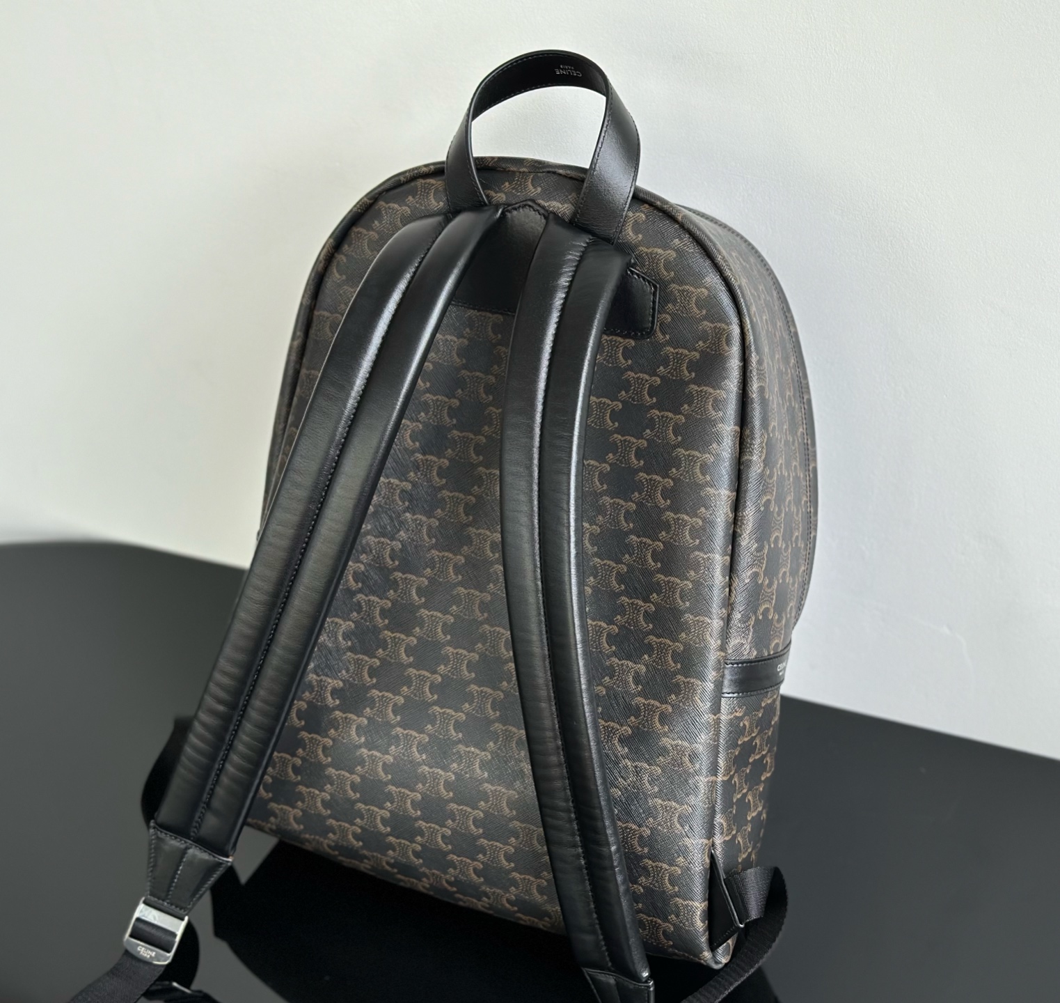 Celine's iconic printed men's backpack, the classic presbyopia pattern is the brand's iconic element, highlighting luxury style and fashionable h