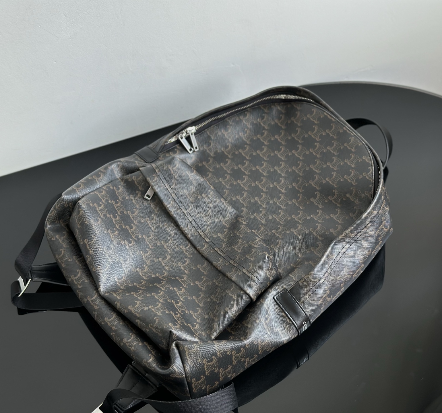 Celine The original old flower material will be very soft. If it is too hard, it will look fake at first glance. It has excellent toughness and w