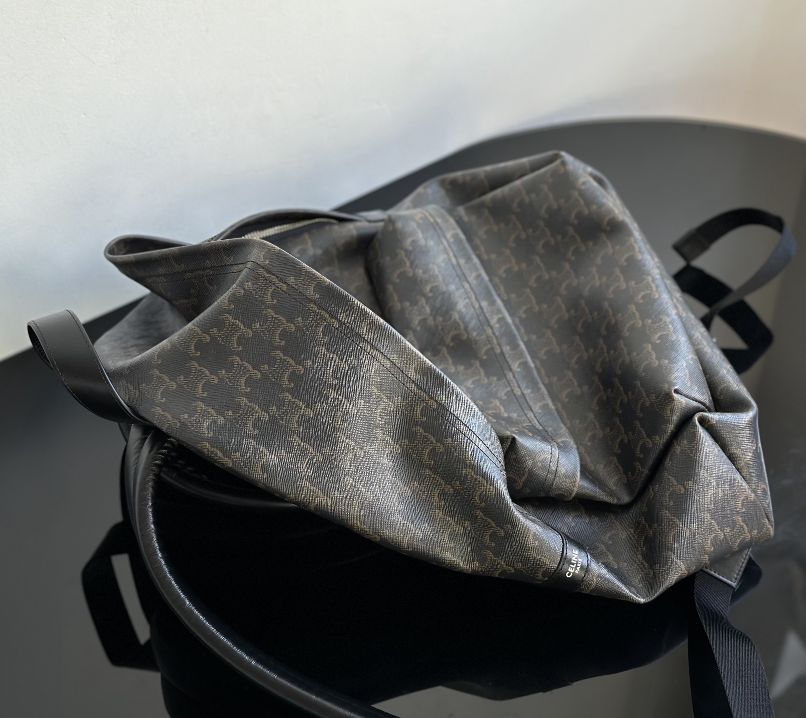 Celine The original old flower material will be very soft. If it is too hard, it will look fake at first glance. It has excellent toughness and w