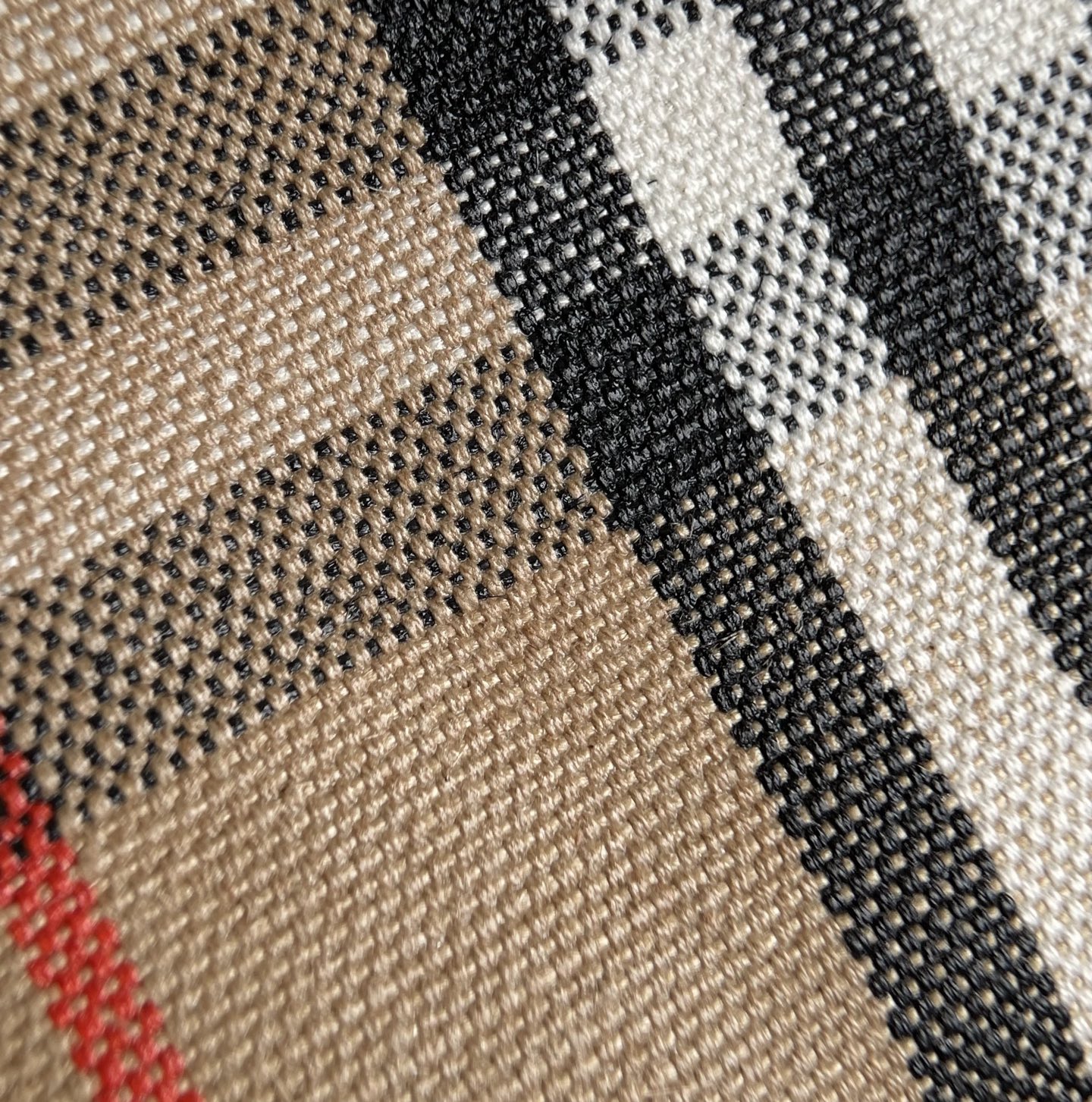 Burberry Cotton and linen canvas coating process and waterproof treatment process, waterproof and easy to care for