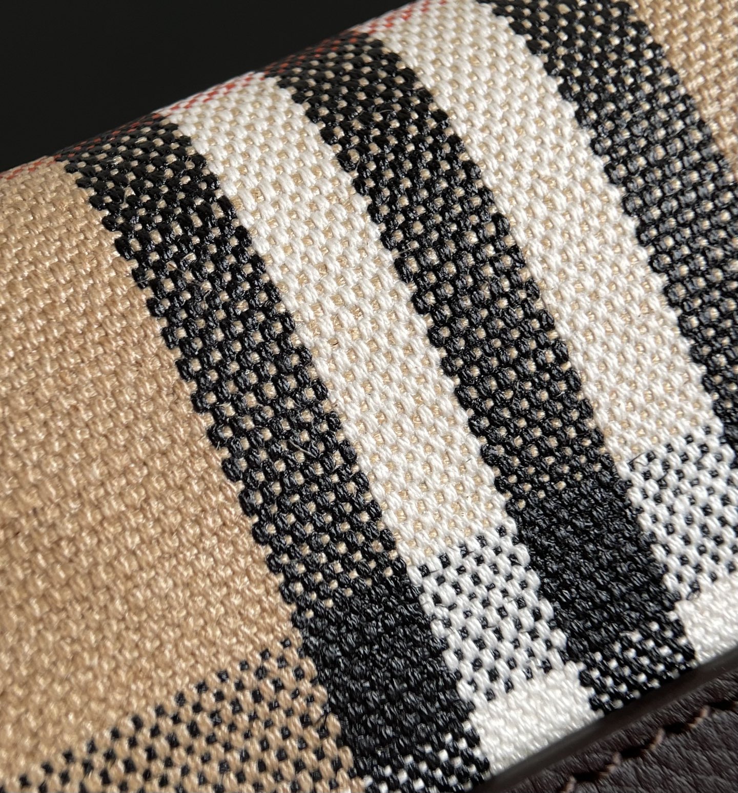 Burberry Cotton and linen canvas coating process and waterproof treatment process, waterproof and easy to care for