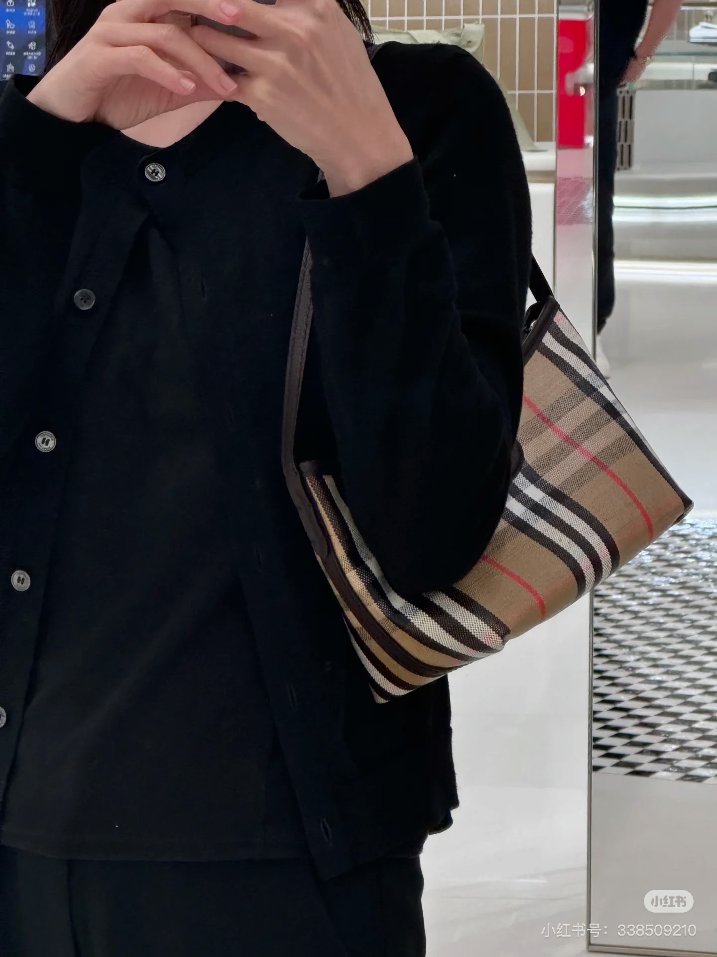 Burberry The design of the armpit bag is more practical. It can be carried on one shoulder or under the armpit to carry items conveniently. It is