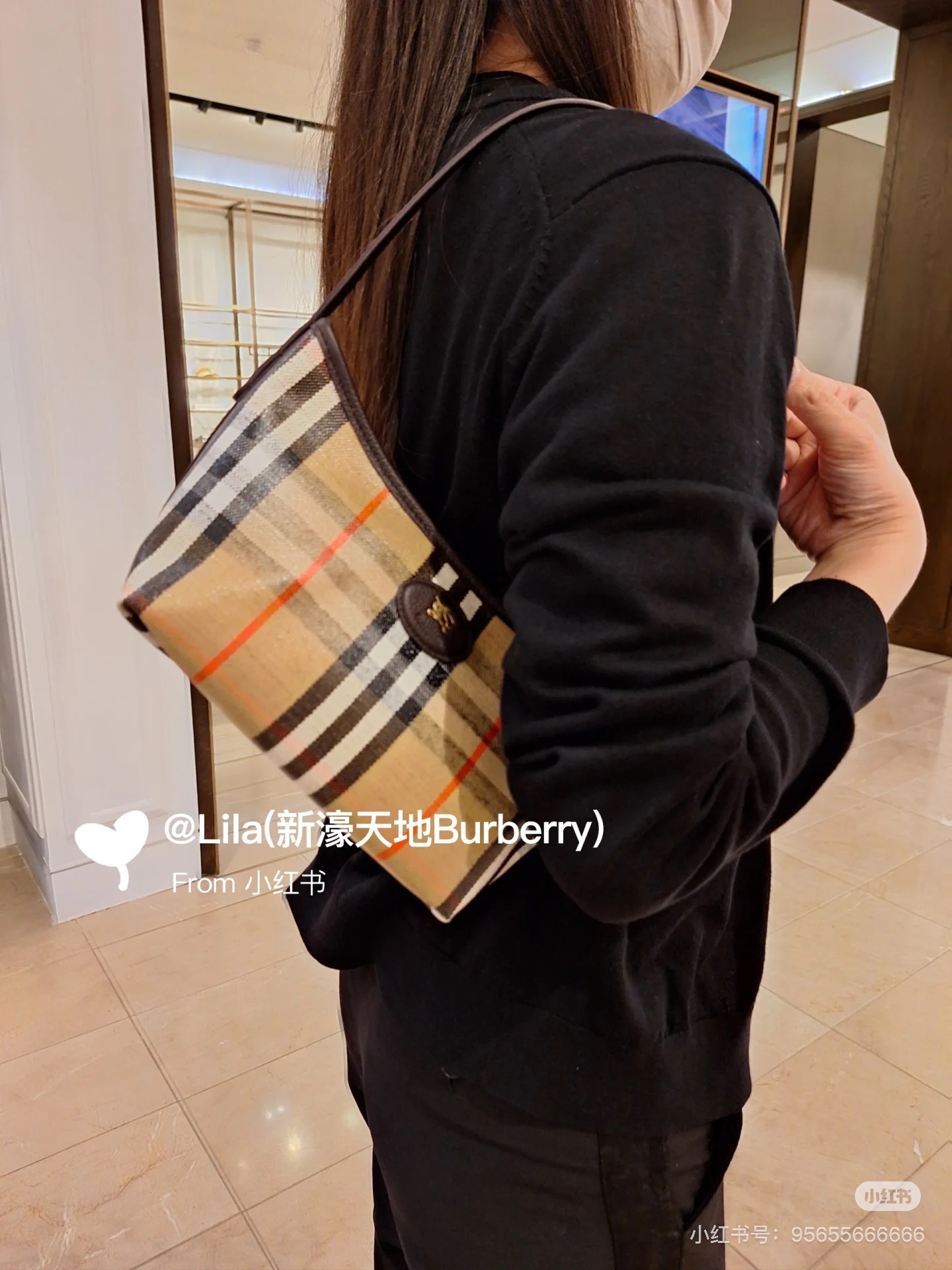 Burberry The design of the armpit bag is more practical. It can be carried on one shoulder or under the armpit to carry items conveniently. It is