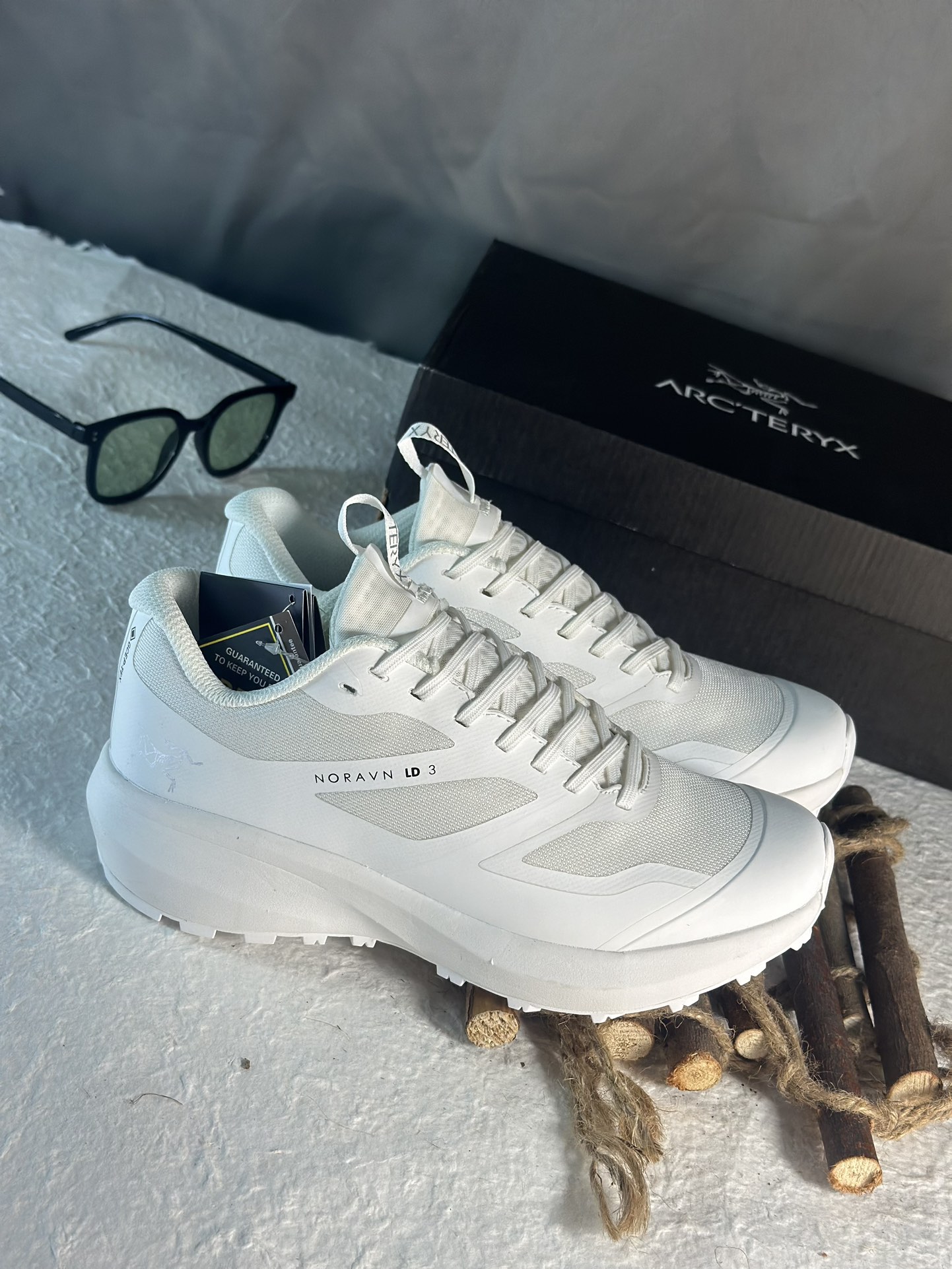 NO:272129,Archaeoptera bird LD3 polar white Difference on the market version The only correct version 1. The upper is made of GRO-TEXT waterproof material, waterproof IPX6 2. Heel Zhejiang Lark embroidery, NORAVN LD3 letters Italian imported machine laser 3. Imported foam high-density insole, EVA cushioned midsole 4. Vibram wear-resistant serrated TPU outsole Size 36 37 38 39 40 40.5 41 42 42.5 43 44 45,arc'teryx19860909始祖鸟 LD3极地白  区别市面版本 唯一正确版本 1. 鞋面采用GRO-TEXT防水材质,防水级别IPX6 2.侧后跟浙江百灵鸟刺绣,NORAVN LD3 字母 意大利进口机器激光 3.进口发泡高密度鞋垫,EVA缓震中底 4.Vibram耐磨锯齿TPU大底 尺码36 37 38 39 40 40.5 41 42 42.5 43 44 45,arc'teryx,Men's shoes