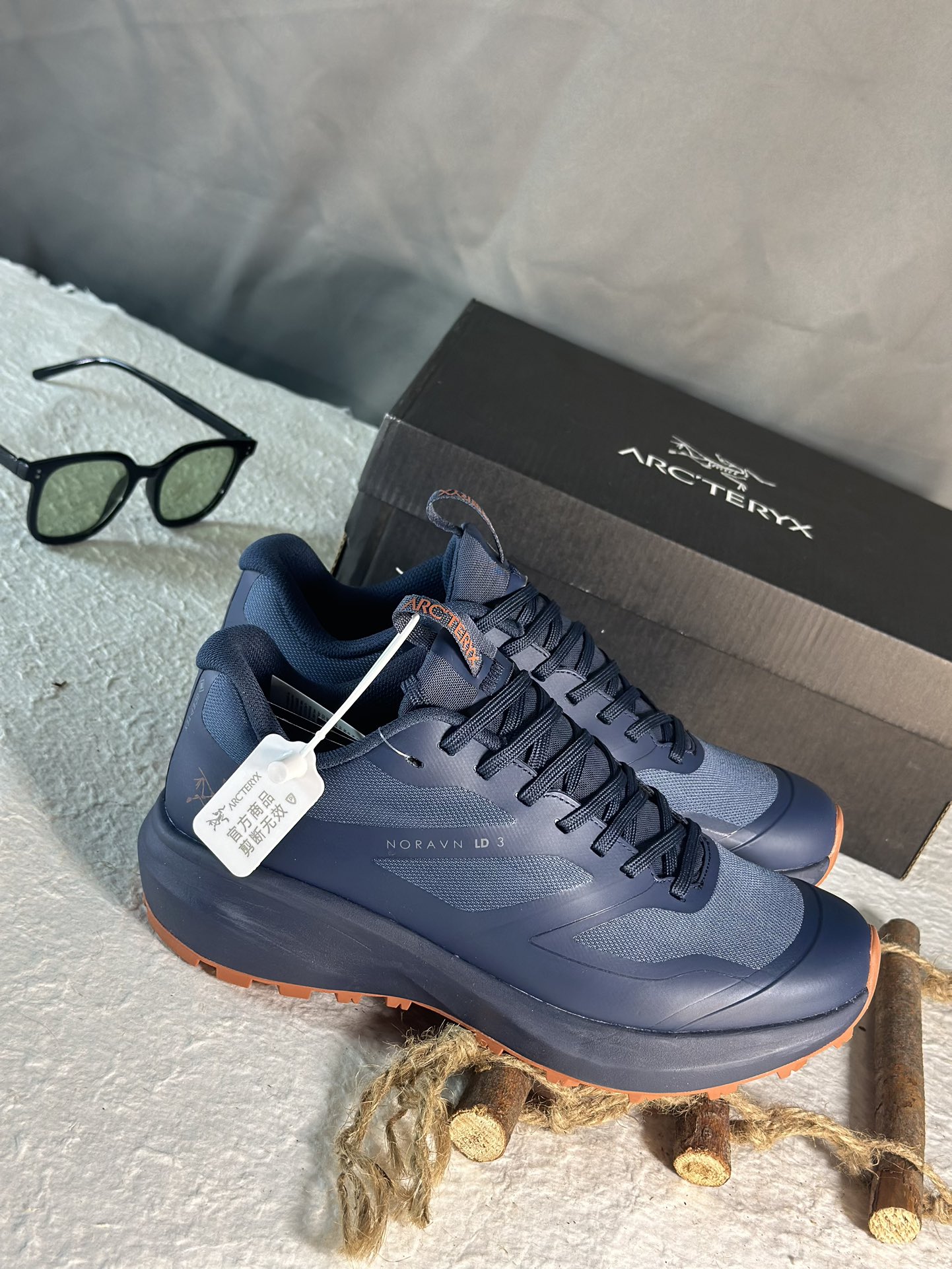 NO:272127,Archaeoptera bird LD3 Blue Orange Difference on the market version The only correct version 1. The upper is made of GRO-TEXT waterproof material, waterproof IPX6 2. Heel Zhejiang Lark embroidery, NORAVN LD3 letters Italian imported machine laser 3. Imported foam high-density insole, EVA cushioned midsole 4. Vibram wear-resistant serrated TPU outsole Size 36 37 38 38.5 39 40 40.5 41 42 42.5 43 44 45,arc'teryx19860909始祖鸟 LD3 蓝橙  区别市面版本 唯一正确版本 1. 鞋面采用GRO-TEXT防水材质,防水级别IPX6 2.侧后跟浙江百灵鸟刺绣,NORAVN LD3 字母 意大利进口机器激光 3.进口发泡高密度鞋垫,EVA缓震中底 4.Vibram耐磨锯齿TPU大底 尺码36 37 38 38.5 39 40 40.5 41 42 42.5 43 44 45,arc'teryx,Men's shoes