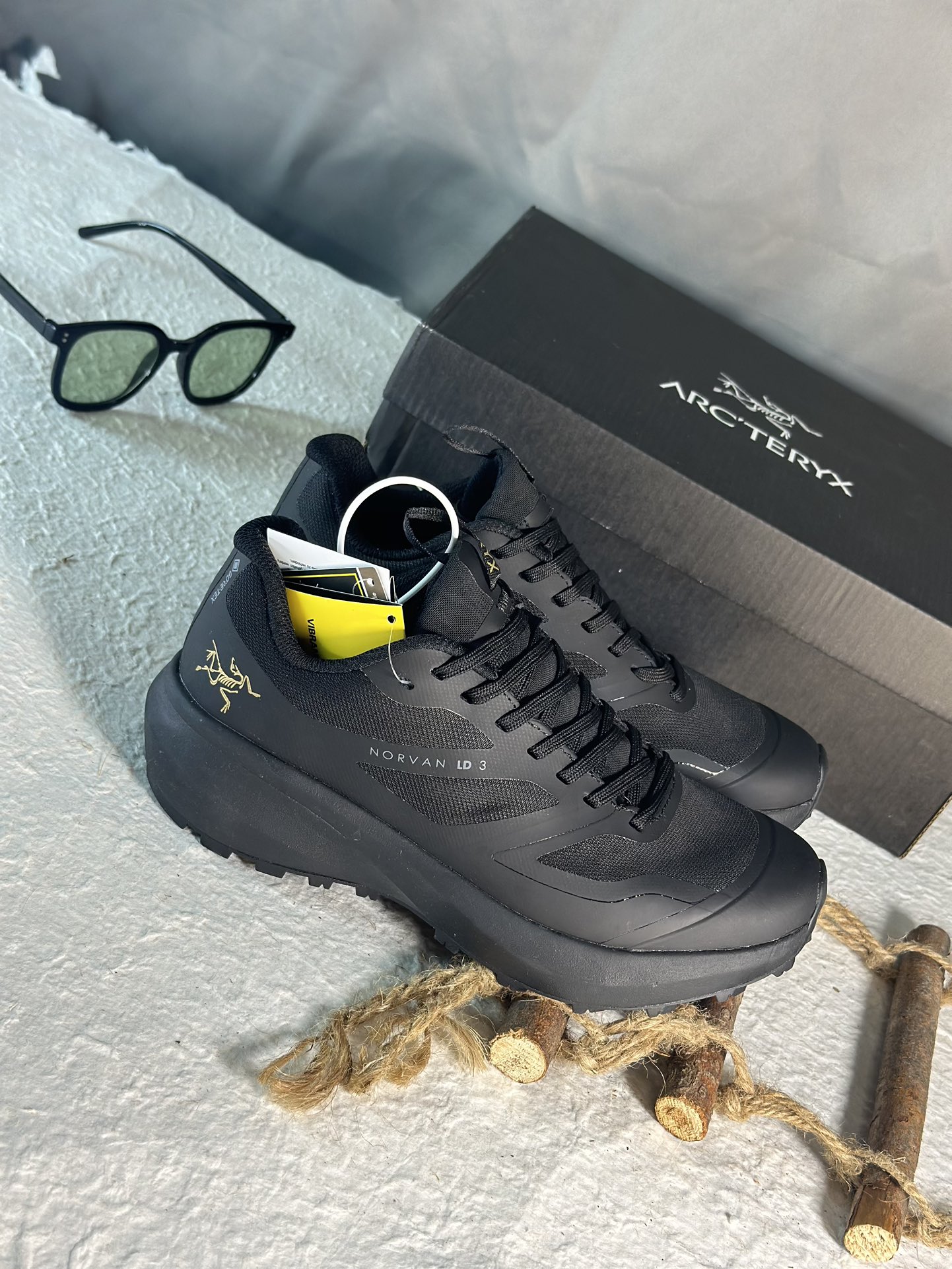 NO:272124,Archaeoptera bird LD3 Black Gold Difference on the market version The only correct version 1. The upper is made of GRO-TEXT waterproof material, waterproof IPX6 2. Heel Zhejiang Lark embroidery, NORAVN LD3 letters Italian imported machine laser 3. Imported foam high-density insole, EVA cushioned midsole 4. Vibram wear-resistant serrated TPU outsole Size 36 36.5 37 38 38.5 39 40 40.5 41 42 42.5 43 44 45,arc'teryx19860909始祖鸟 LD3 黑金  区别市面版本 唯一正确版本 1. 鞋面采用GRO-TEXT防水材质,防水级别IPX6 2.侧后跟浙江百灵鸟刺绣,NORAVN LD3 字母 意大利进口机器激光 3.进口发泡高密度鞋垫,EVA缓震中底 4.Vibram耐磨锯齿TPU大底 尺码36 36.5 37 38 38.5 39 40 40.5 41 42 42.5 43 44 45,arc'teryx,Men's shoes