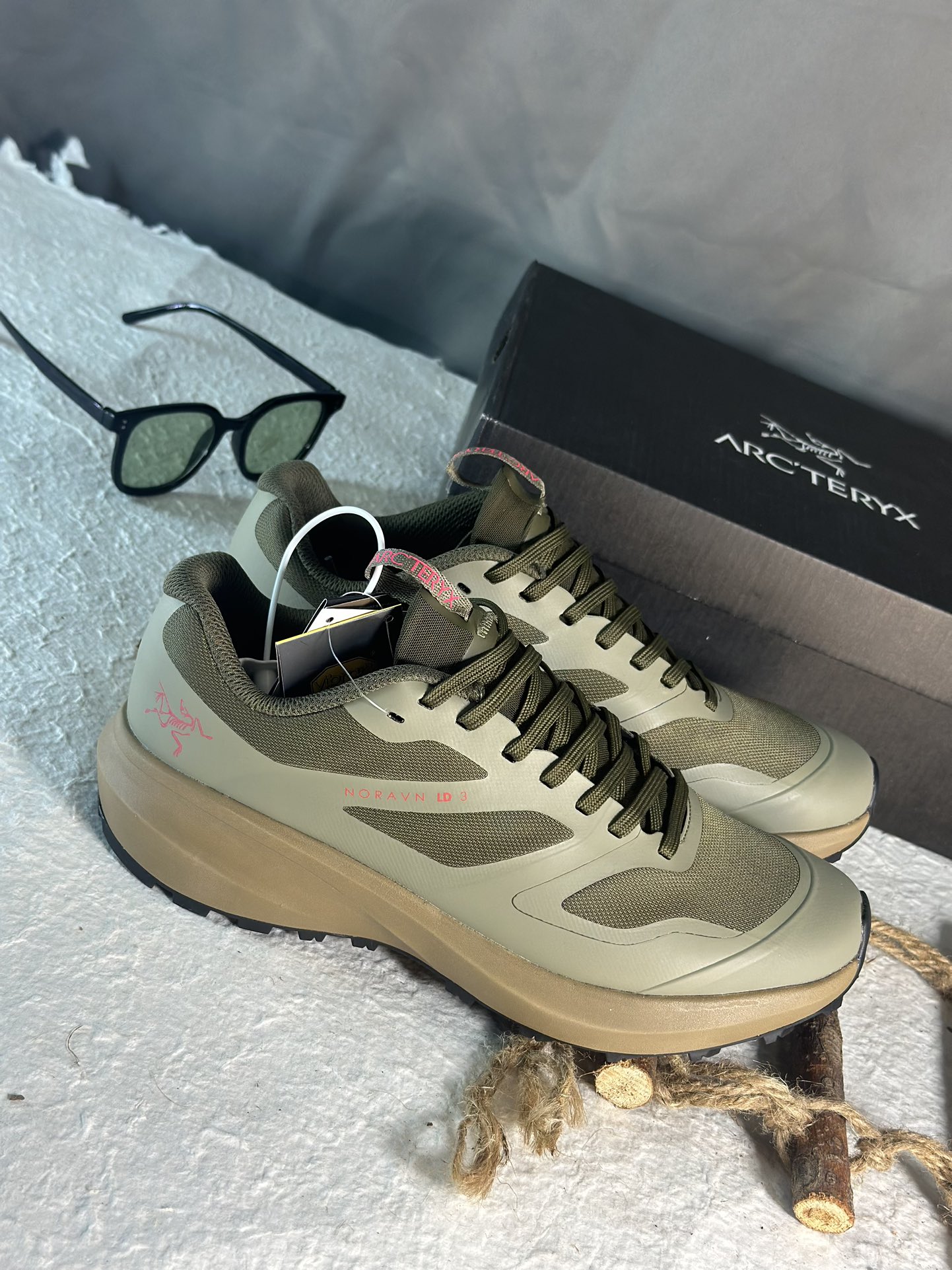 NO:272115,Archaeoptera bird LD3 retro green Difference on the market version The only correct version 1. The upper is made of GRO-TEXT waterproof material, waterproof IPX6 2. Heel Zhejiang Lark embroidery, NORAVN LD3 letters Italian imported machine laser 3. Imported foam high-density insole, EVA cushioned midsole 4. Vibram wear-resistant serrated TPU outsole Size 39 40 40.5 41 42 42.5 43 44 45,arc'teryx19860909始祖鸟 LD3复古绿  区别市面版本 唯一正确版本 1. 鞋面采用GRO-TEXT防水材质,防水级别IPX6 2.侧后跟浙江百灵鸟刺绣,NORAVN LD3 字母 意大利进口机器激光 3.进口发泡高密度鞋垫,EVA缓震中底 4.Vibram耐磨锯齿TPU大底 尺码39 40 40.5 41 42 42.5 43 44 45,arc'teryx,Men's shoes