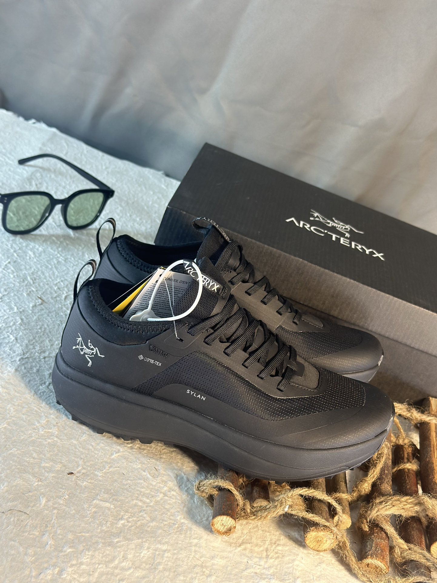 NO:272136,Archaeoptera SYLAN GTX Black Silver Label Different from the market version The only correct version 1. Thick-soled upper is anti-slip, with strong grip and no leakage. 2. The upper is made of GRO-TEXT waterproof material, waterproof IPX6 3. Heel Zhejiang Lark embroidery, SYLAN letters Italian imported machine laser 4. Imported foamed high-density insole, EVA cushioned midsole 5. Vibram wear-resistant serrated TPU outsole Size 38 39 40 40.5 41 42 42.5 43 44 45,arc'teryx19860909始祖鸟 SYLAN GTX 黑色银标  区别市面版本 唯一正确版本 1.厚底鞋帮防滑大底,抓地力强,不卡漏 2. 鞋面采用GRO-TEXT防水材质,防水级别IPX6 3. 侧后跟浙江百灵鸟刺绣,SYLAN 字母 意大利进口机器激光 4. 进口发泡高密度鞋垫,EVA缓震中底 5.Vibram耐磨锯齿TPU大底 尺码38 39 40 40.5 41 42 42.5 43 44 45,arc'teryx,Men's shoes