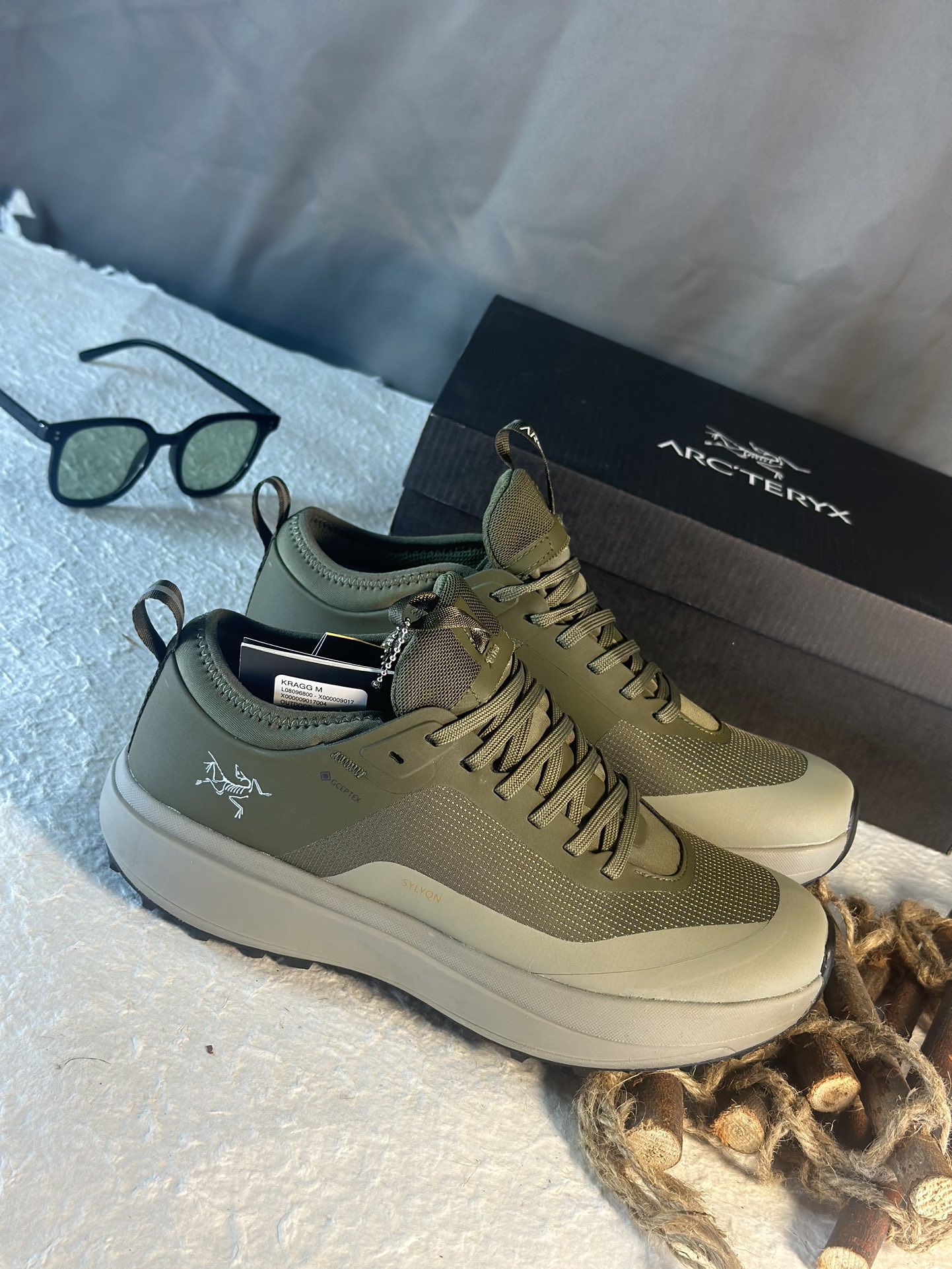 NO:272134,Archaeoptera SYLAN GTX Yuwu Green Different from the market version The only correct version 1. Thick-soled upper anti-slip, strong grip, no leakage 2. The upper is made of GRO-TEXT waterproof material, waterproof IPX6 3. Heel Zhejiang Lark embroidery, SYLAN letters Italian imported machine laser 4. Imported foamed high-density insole, EVA cushioned midsole 5. Vibram wear-resistant serrated TPU outsole Size 39 40 41 42 43 44 45,arc'teryx19860909始祖鸟 SYLAN GTX 幽雾绿  区别市面版本 唯一正确版本 1.厚底鞋帮防滑大底,抓地力强,不卡漏 2. 鞋面采用GRO-TEXT防水材质,防水级别IPX6 3. 侧后跟浙江百灵鸟刺绣,SYLAN 字母 意大利进口机器激光 4. 进口发泡高密度鞋垫,EVA缓震中底 5.Vibram耐磨锯齿TPU大底 尺码39 40 41 42 43 44 45,arc'teryx,Men's shoes