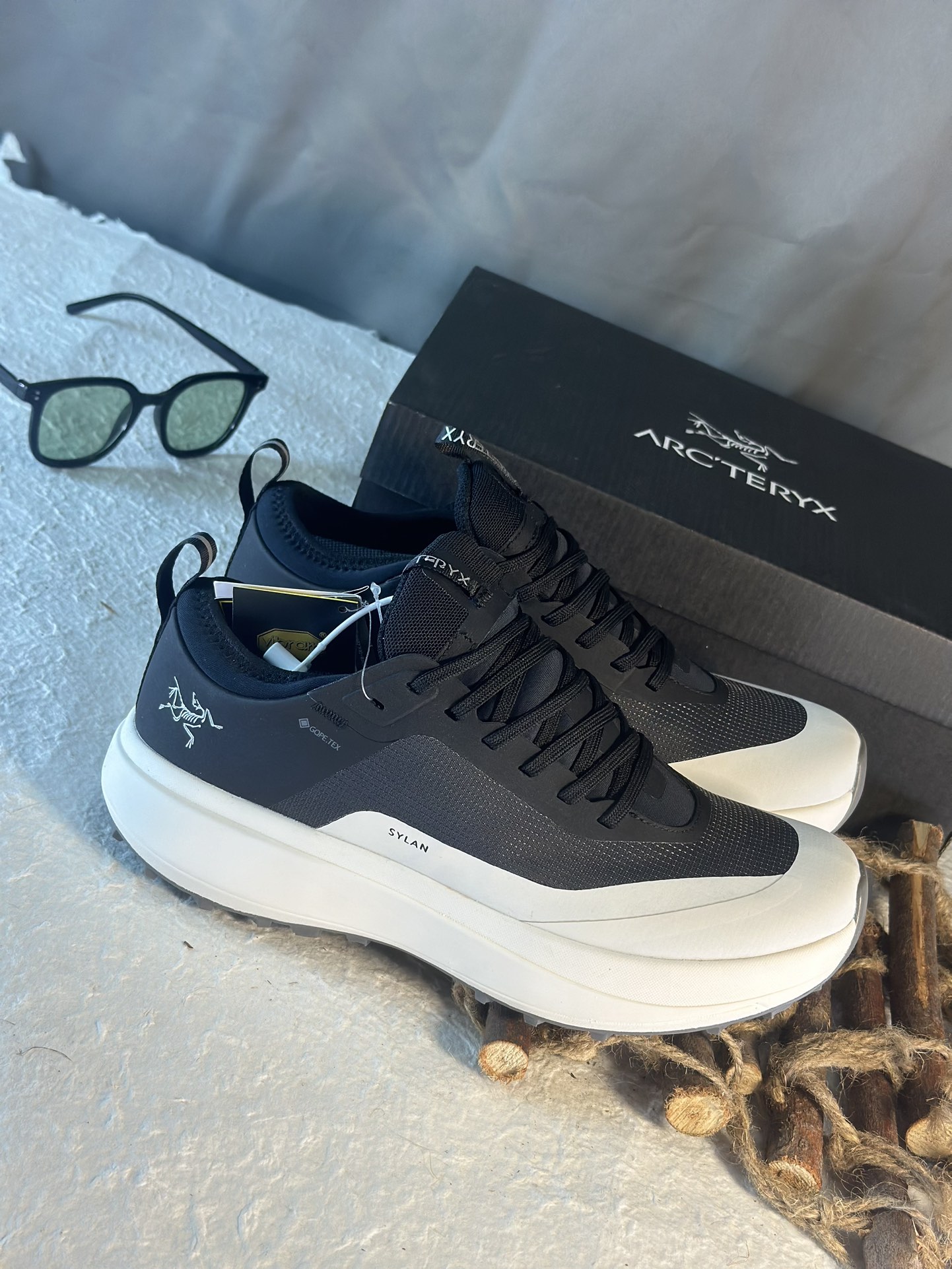 NO:272138,Archaeoptera SYLAN GTX black mercerated white, different from the market version, the only correct version 1. Thick-soled upper is anti-slip, strong grip, and does not leak. 2. The upper is made of GRO-TEXT waterproof material, waterproof IPX6 3. Heel Zhejiang Lark embroidery, SYLAN letters Italian imported machine laser 4. Imported foamed high-density insole, EVA cushioned midsole 5. Vibram wear-resistant serrated TPU outsole Size 39 40 41 42 43 44 45,arc'teryx19860909始祖鸟 SYLAN GTX黑色丝光白  区别市面版本 唯一正确版本 1.厚底鞋帮防滑大底,抓地力强,不卡漏 2. 鞋面采用GRO-TEXT防水材质,防水级别IPX6 3. 侧后跟浙江百灵鸟刺绣,SYLAN 字母 意大利进口机器激光 4. 进口发泡高密度鞋垫,EVA缓震中底 5.Vibram耐磨锯齿TPU大底 尺码39 40 41 42 43 44 45,arc'teryx,Men's shoes