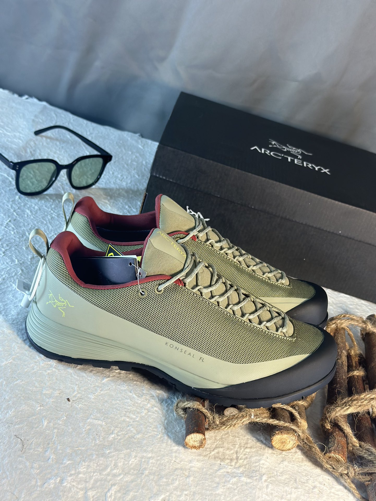 NO:272126,Archaeoptera Konseal FL second generation khaki Difference on the market version The only correct version 1. The upper is made of GRO-TEXT waterproof material, waterproof IPX6 2. Heel Zhejiang Lark embroidery, Konseal FL letters Italian imported machine laser 3. Imported foam high-density insole, EVA cushioned midsole 4. Vibram wear-resistant serrated TPU outsole Size 38 39 40 41 42 43 44 45,arc'teryx19860909始祖鸟 Konseal FL二代卡其  区别市面版本 唯一正确版本 1. 鞋面采用GRO-TEXT防水材质,防水级别IPX6 2. 侧后跟浙江百灵鸟刺绣,Konseal FL 字母 意大利进口机器激光 3. 进口发泡高密度鞋垫,EVA缓震中底 4.Vibram耐磨锯齿TPU大底 尺码38 39 40 41 42 43 44 45,arc'teryx,Men's shoes