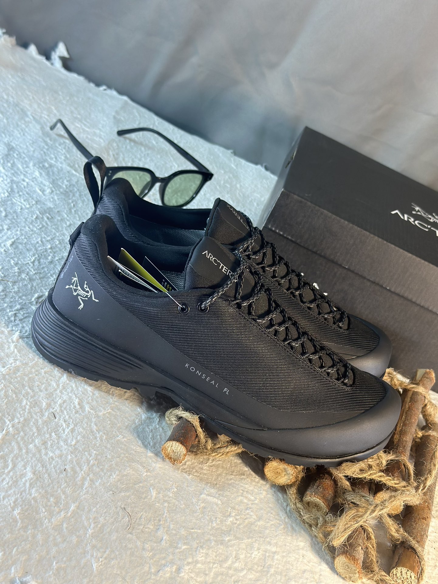 NO:272130,Archaeoptera Konseal FL2 black Difference on the market version The only correct version 1. The upper is made of GRO-TEXT waterproof material, waterproof IPX6 2. Heel Zhejiang Lark embroidery, Konseal FL letters Italian imported machine laser 3. Imported foam high-density insole, EVA cushioned midsole 4. Vibram wear-resistant serrated TPU outsole Size 38 39 40 41 42 43 44 45,arc'teryx19860909始祖鸟 Konseal FL2黑色  区别市面版本 唯一正确版本 1. 鞋面采用GRO-TEXT防水材质,防水级别IPX6 2. 侧后跟浙江百灵鸟刺绣,Konseal FL 字母 意大利进口机器激光 3. 进口发泡高密度鞋垫,EVA缓震中底 4.Vibram耐磨锯齿TPU大底 尺码38 39 40 41 42 43 44 45,arc'teryx,Men's shoes