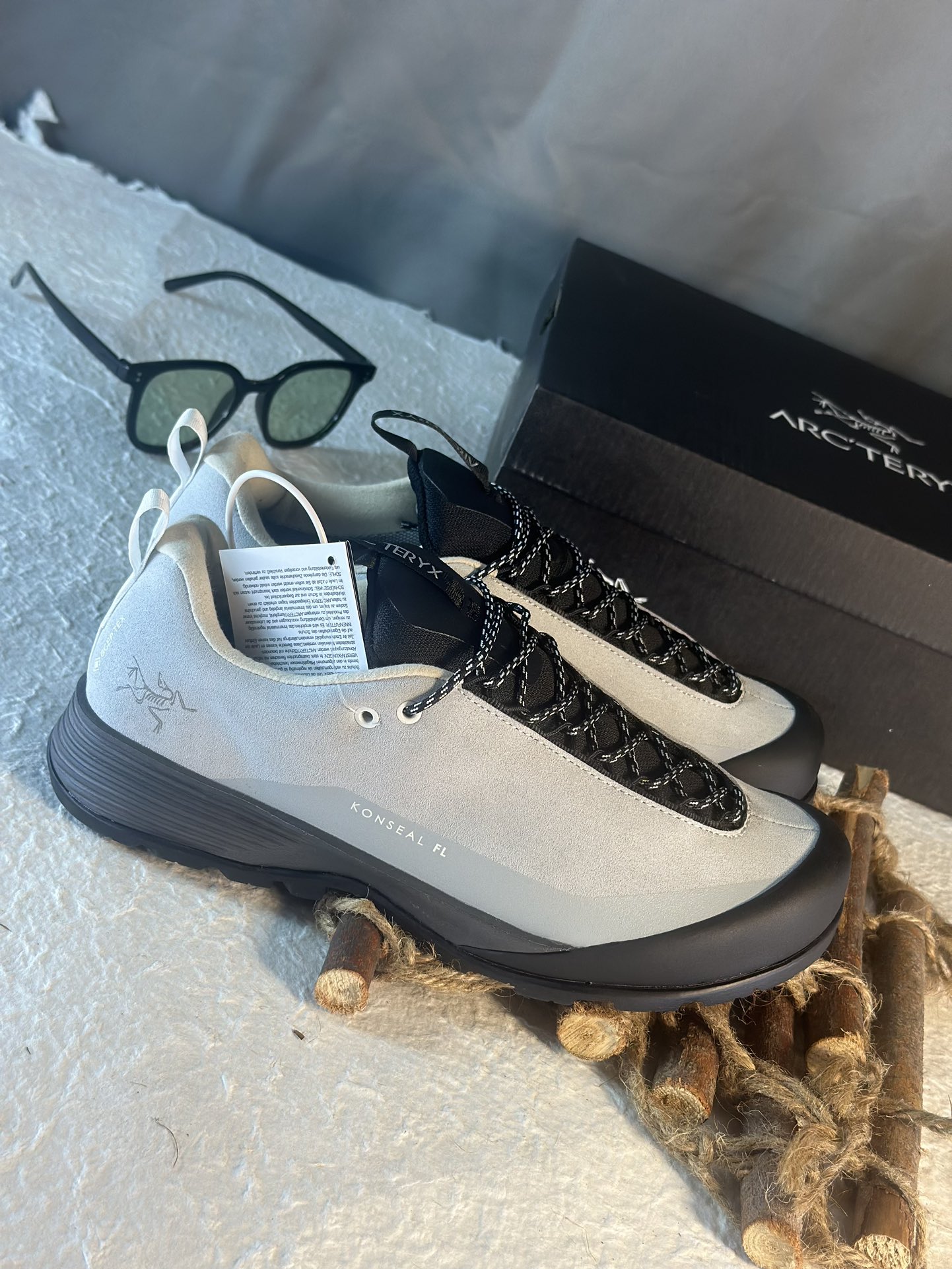 NO:272128,Archaeoptera Konseal FL2 Anti-fur mercerized white gray Difference on the market version The only correct version 1. The upper is made of GRO-TEXT waterproof material, waterproof IPX6 2. Heel Zhejiang Lark embroidery, Konseal FL letters Italian imported machine laser 3. Imported foam high-density insole, EVA cushioned midsole 4. Vibram wear-resistant serrated TPU outsole Size 39 40 41 42 43 44 45,arc'teryx19860909始祖鸟 Konseal FL2 反皮毛丝光白灰  区别市面版本 唯一正确版本 1. 鞋面采用GRO-TEXT防水材质,防水级别IPX6 2. 侧后跟浙江百灵鸟刺绣,Konseal FL 字母 意大利进口机器激光 3. 进口发泡高密度鞋垫,EVA缓震中底 4.Vibram耐磨锯齿TPU大底 尺码39 40 41 42 43 44 45,arc'teryx,Men's shoes