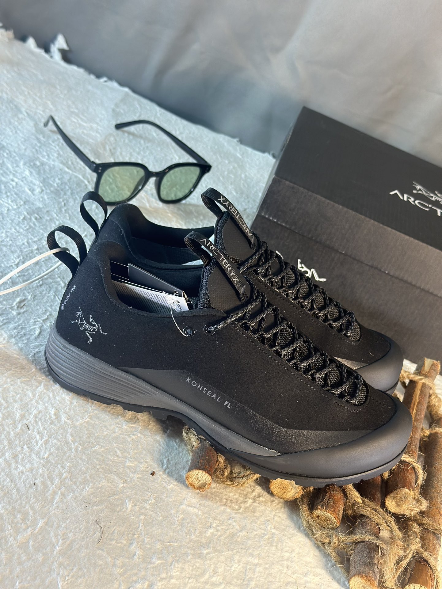 NO:272132,Archaeoptera Konseal FL2 Anti-fur Black Different from the market version The only correct version 1. The upper is made of GRO-TEXT waterproof material, waterproof IPX6 2. Heel Zhejiang Lark embroidery, Konseal FL letters Italian imported machine laser 3. Imported foam high-density insole, EVA cushioned midsole 4. Vibram wear-resistant serrated TPU outsole Size 38 39 40 41 42 43 44 45,arc'teryx19860909始祖鸟 Konseal FL2 反皮毛黑色  区别市面版本 唯一正确版本 1. 鞋面采用GRO-TEXT防水材质,防水级别IPX6 2. 侧后跟浙江百灵鸟刺绣,Konseal FL 字母 意大利进口机器激光 3. 进口发泡高密度鞋垫,EVA缓震中底 4.Vibram耐磨锯齿TPU大底 尺码38 39 40 41 42 43 44 45,arc'teryx,Men's shoes