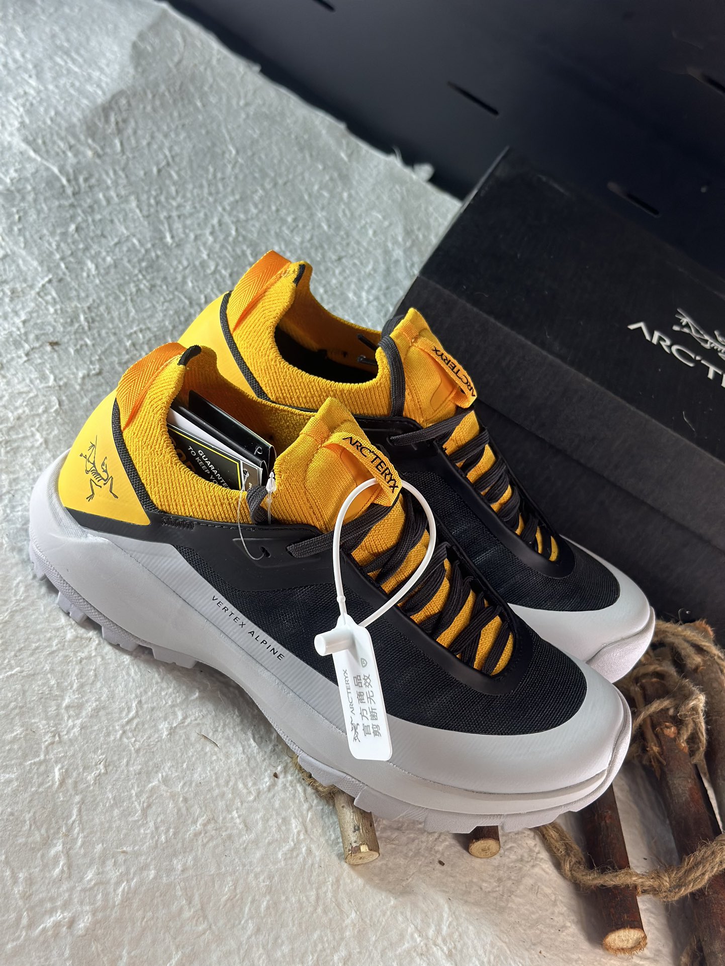 NO:272137,Archaeoptera Vertex Alpine Black, White and Yellow is made of ultra-lightweight seventy-character nylon, with excellent wear resistance and tear resistance. Its waterproof and breathable coating allows you to stay dry and comfortable during climbing and mountain activities, making it an ideal equipment for the ultimate. Size 36 37 38 39 40 41 42 43 44 45,,loro pianaarc'teryx19860909始祖鸟 Vertex Alpine 黑白黄 采用超轻量七十字尼龙材质,具备出色的耐磨性与抗撕裂性能.其防水透气涂层让您在攀登和高山活动中保持干爽舒适,是追求极限的理想装备. 尺码36 37 38 39 40 41 42 43 44 45,,loro pianaarc'teryx,Men's shoes