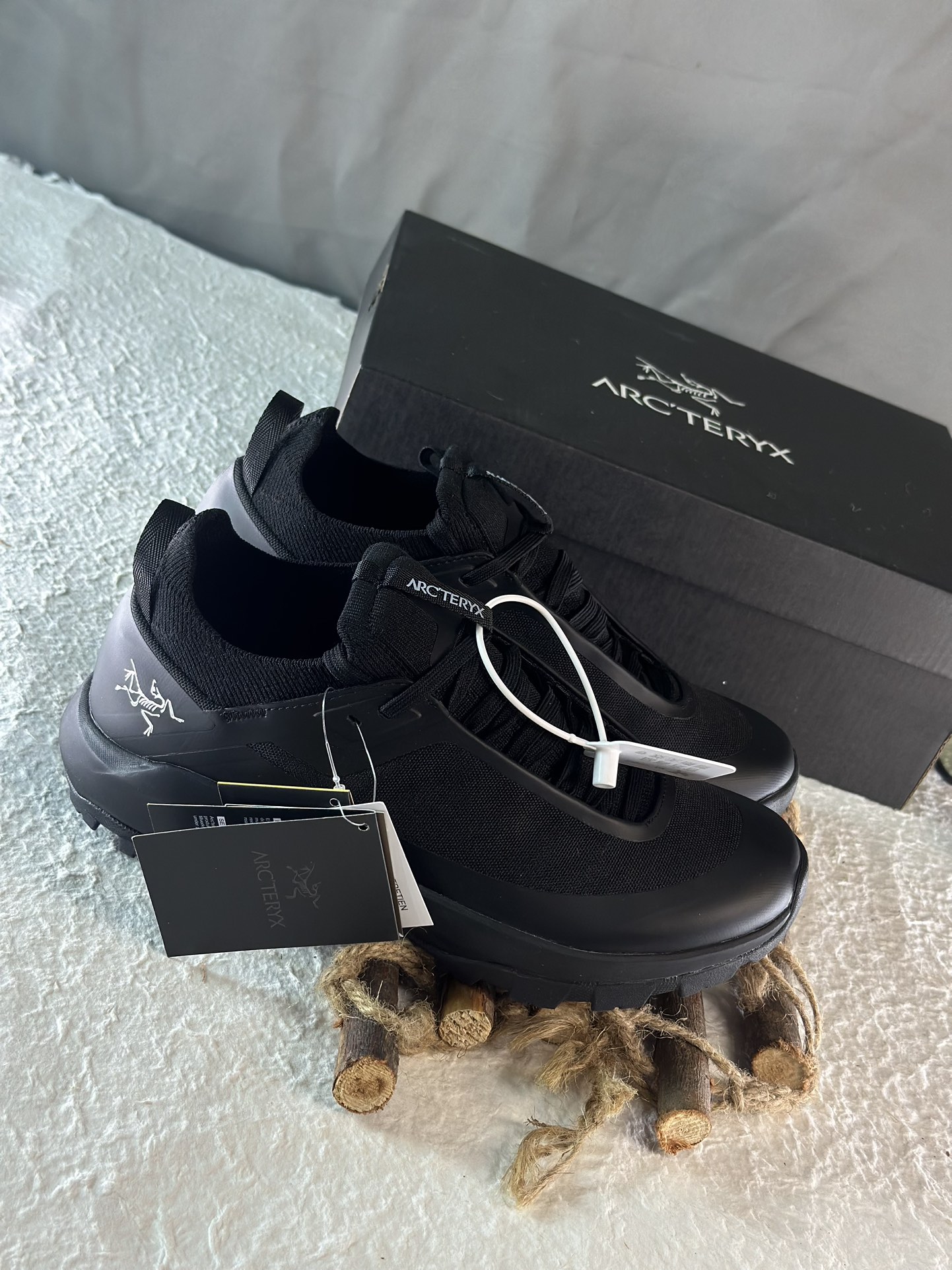 NO:272139,Archaeoptera Vertex Alpine Black Silver is made of ultra-lightweight seventy-character nylon material, with excellent wear resistance and tear resistance. Its waterproof and breathable coating allows you to stay dry and comfortable during climbing and mountain activities, making it an ideal equipment for the ultimate. Size 36 37 38 39 40 41 42 43 44 45,,loro pianaarc'teryx19860909始祖鸟 Vertex Alpine 黑银 采用超轻量七十字尼龙材质,具备出色的耐磨性与抗撕裂性能.其防水透气涂层让您在攀登和高山活动中保持干爽舒适,是追求极限的理想装备. 尺码36 37 38 39 40 41 42 43 44 45,,loro pianaarc'teryx,Men's shoes