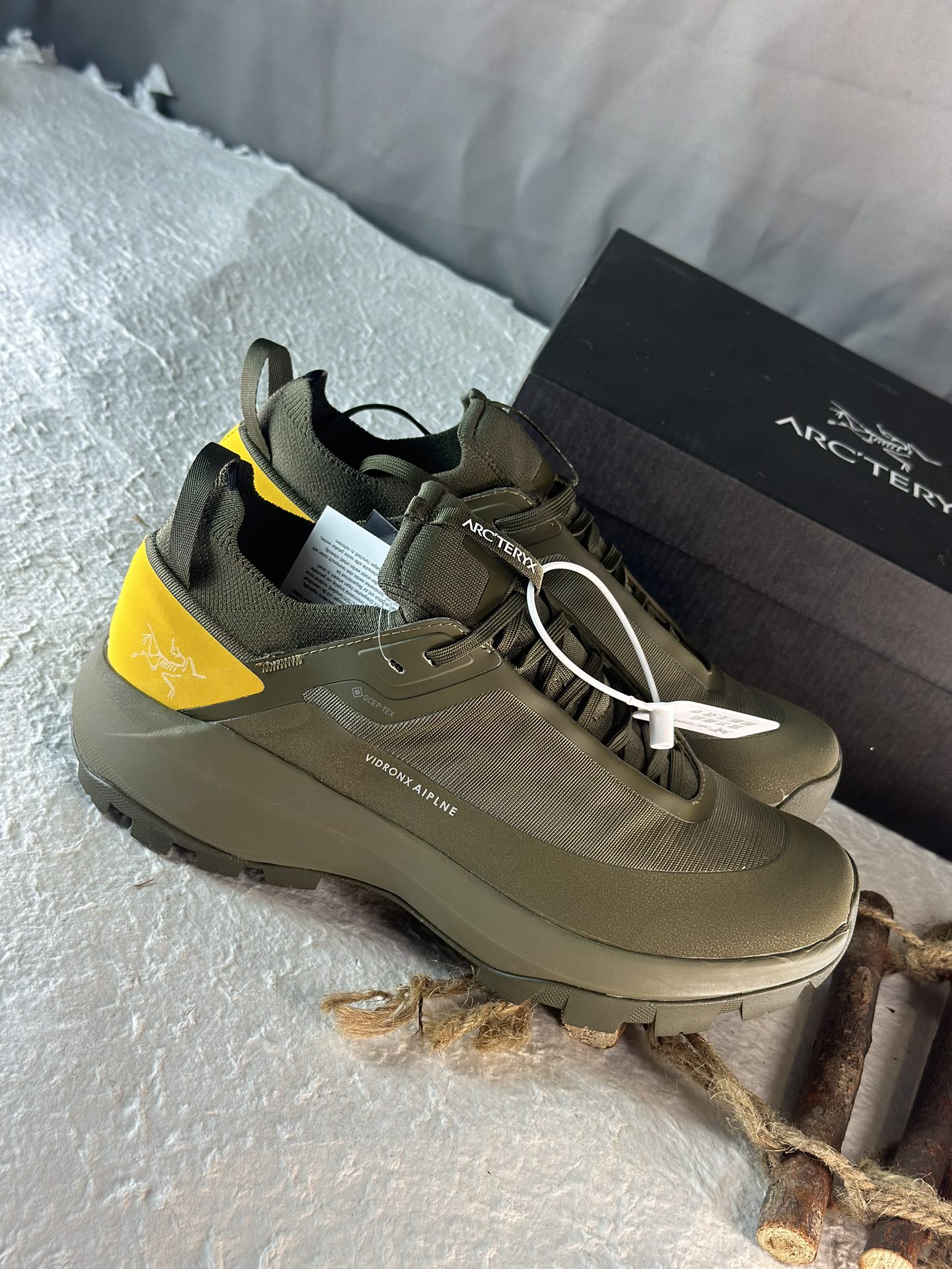 NO:272141,Vertex Alpine vintage green is made of ultra-lightweight seventy-character nylon, with excellent wear resistance and tear resistance. Its waterproof and breathable coating allows you to stay dry and comfortable during climbing and mountain activities, making it an ideal equipment for the ultimate. Size 39 40 41 42 43 44 45,,loro pianaarc'teryx19860909始祖鸟 Vertex Alpine 复古绿 采用超轻量七十字尼龙材质,具备出色的耐磨性与抗撕裂性能.其防水透气涂层让您在攀登和高山活动中保持干爽舒适,是追求极限的理想装备. 尺码39 40 41 42 43 44 45,,loro pianaarc'teryx,Men's shoes