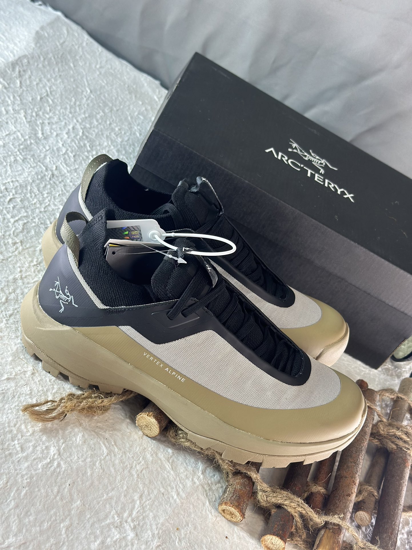 NO:272143,Archaeoptera Vertex Alpine Brown is made of ultra-lightweight seventy-character nylon, with excellent wear resistance and tear resistance. Its waterproof and breathable coating allows you to stay dry and comfortable during climbing and mountain activities, making it an ideal equipment for the ultimate. Size 39 40 41 42 43 44 45,,loro pianaarc'teryx19860909始祖鸟 Vertex Alpine 棕色 采用超轻量七十字尼龙材质,具备出色的耐磨性与抗撕裂性能.其防水透气涂层让您在攀登和高山活动中保持干爽舒适,是追求极限的理想装备. 尺码39 40 41 42 43 44 45,,loro pianaarc'teryx,Men's shoes