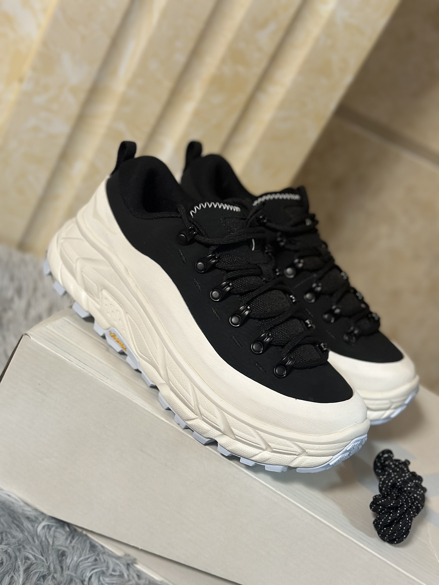 NO:270614,HOKA ONE ONE Tor Summit Black and White uses EVA and RMAT mixed midsole technology to bring excellent cushioning and stability. It is paired with a Vibram MegaGrip outsole to provide strong grip and wear resistance for various outdoor terrains. Size 40-45 (including half size),19860909HOKA ONE ONE Tor Summit 黑白 采用EVA与RMAT混合中底技术,带来卓越缓震与稳定性,搭配Vibram MegaGrip外底,为各种户外地形提供强大抓地力与耐磨性.  尺码40-45（含半码）,,Men's shoes