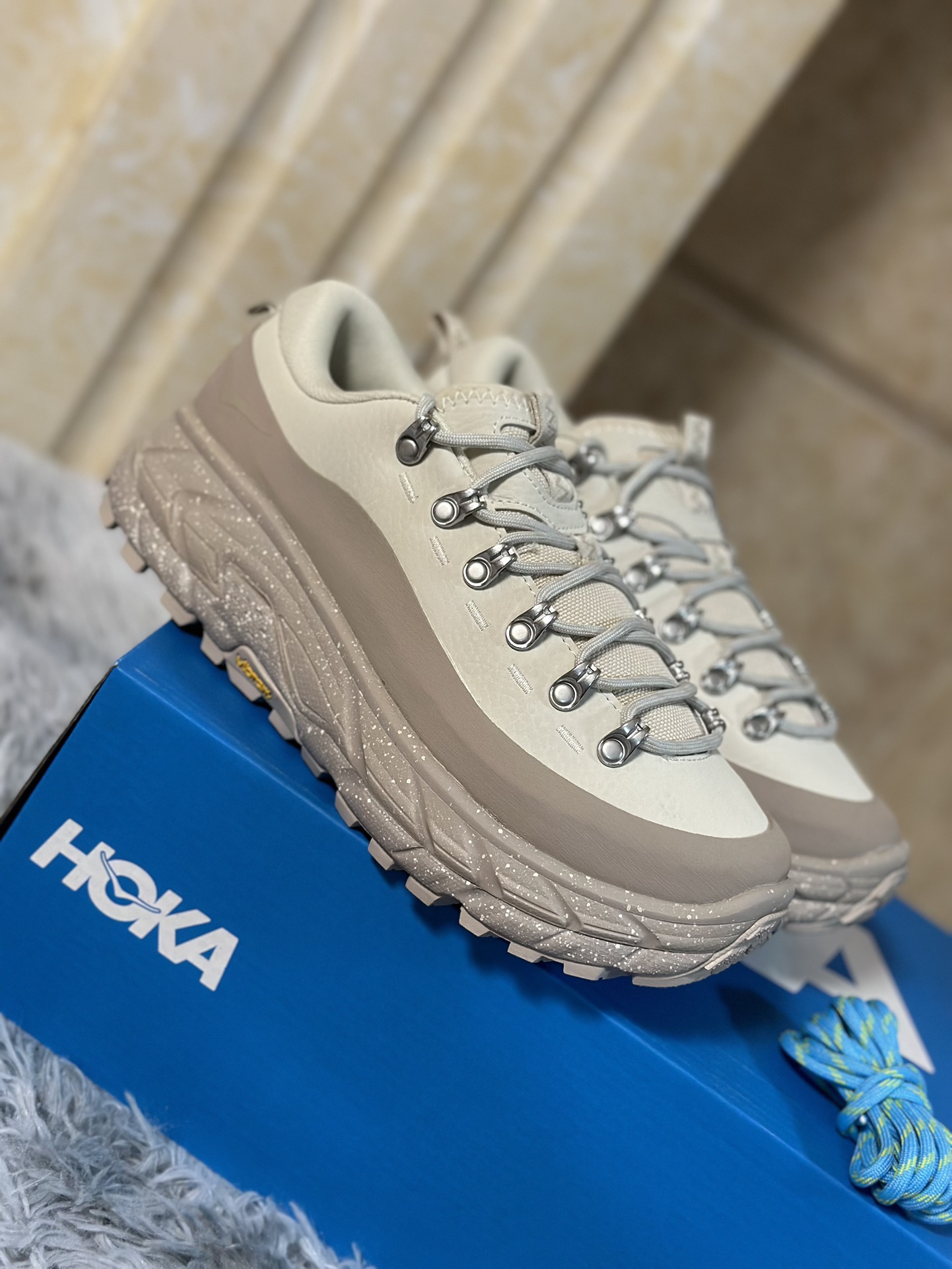 NO:270594,HOKA ONE ONE Tor Summit Light Brown uses EVA and RMAT mixed midsole technology to bring excellent cushioning and stability. It is paired with a Vibram MegaGrip outsole to provide strong grip and wear resistance for various outdoor terrains. Size 40-45 (including half size),19860909HOKA ONE ONE Tor Summit 浅棕 采用EVA与RMAT混合中底技术,带来卓越缓震与稳定性,搭配Vibram MegaGrip外底,为各种户外地形提供强大抓地力与耐磨性.  尺码40-45（含半码）,,Men's shoes