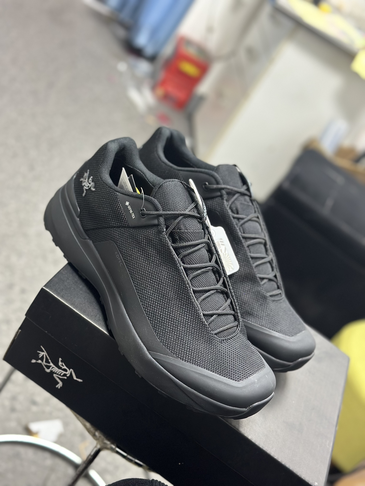 NO:272131,Exclusive new model Archaeoptera Bird KOPEC Dark Soul Difference on the market version The only correct version 1. The upper is made of GRO-TEXT waterproof material, waterproof IPX6 2. Heel Zhejiang Lark embroidery, KOPEC letters Italian imported machine laser 3. Imported foam high-density insole, EVA cushioned midsole 4. Vibram wear-resistant serrated TPU outsole Size 39 40 41 42 43 44 45,arc'teryx19860909独家新款 始祖鸟 KOPEC 黑魂  区别市面版本 唯一正确版本 1. 鞋面采用GRO-TEXT防水材质,防水级别IPX6 2. 侧后跟浙江百灵鸟刺绣,KOPEC字母 意大利进口机器激光 3. 进口发泡高密度鞋垫,EVA缓震中底 4.Vibram耐磨锯齿TPU大底 尺码39 40 41 42 43 44 45,arc'teryx,Men's shoes