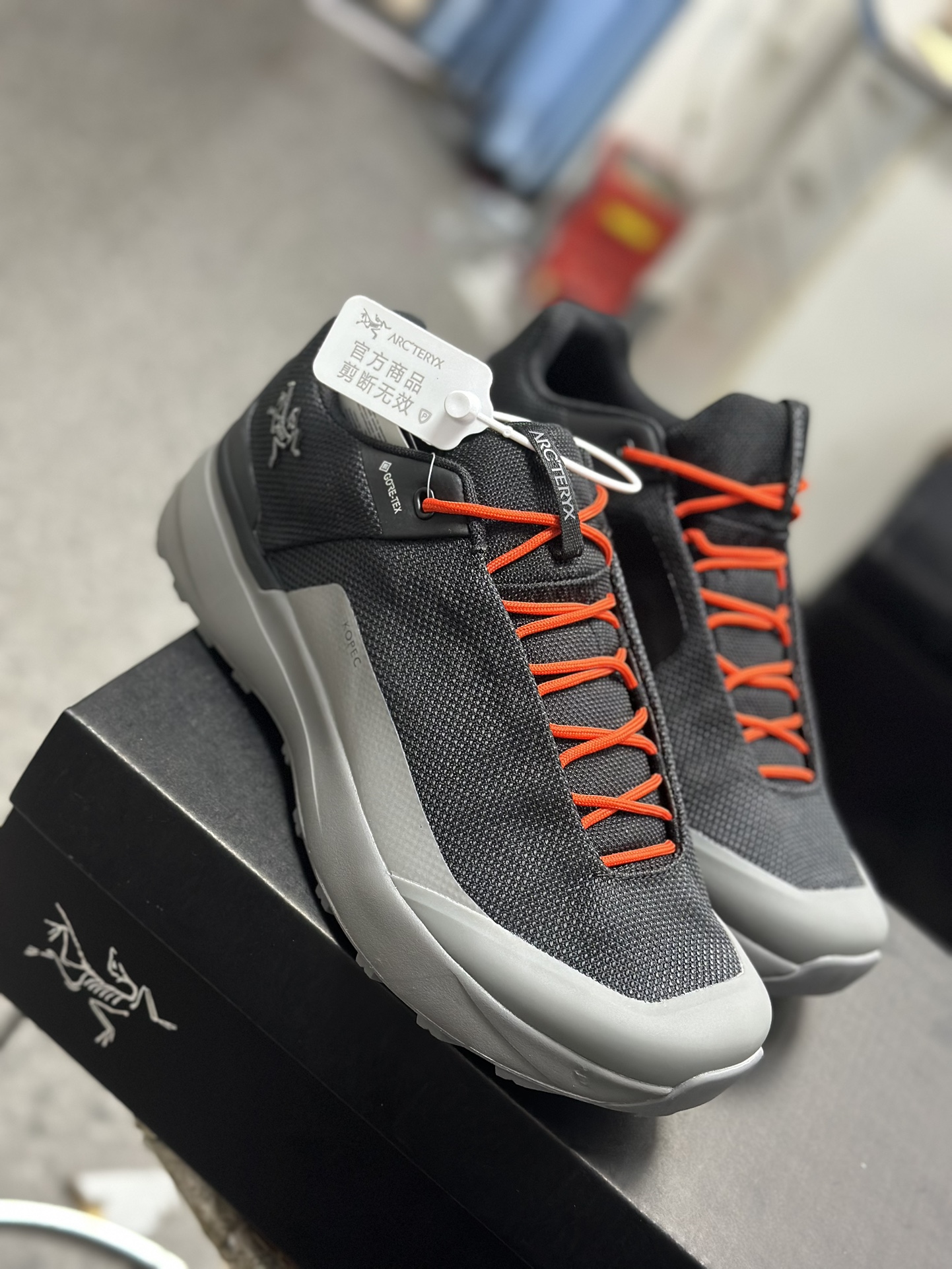 NO:272133,Exclusive new model Archaeopteryx KOPEC Silver Orange Different from the market version The only correct version 1. The upper is made of GRO-TEXT waterproof material, waterproof IPX6 2. Heel Zhejiang Lark embroidery, KOPEC letters Italian imported machine laser 3. Imported foam high-density insole, EVA cushioned midsole 4. Vibram wear-resistant serrated TPU outsole Size 39 40 41 42 43 44 45,arc'teryx19860909独家新款 始祖鸟 KOPEC 银橘  区别市面版本 唯一正确版本 1. 鞋面采用GRO-TEXT防水材质,防水级别IPX6 2. 侧后跟浙江百灵鸟刺绣,KOPEC字母 意大利进口机器激光 3. 进口发泡高密度鞋垫,EVA缓震中底 4.Vibram耐磨锯齿TPU大底 尺码39 40 41 42 43 44 45,arc'teryx,Men's shoes
