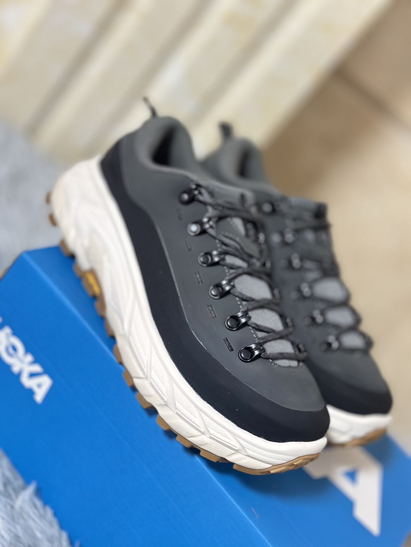 NO:270608,HOKA ONE ONE Tor Summit Black Gray uses EVA and RMAT mixed midsole technology to bring excellent cushioning and stability. It is paired with a Vibram MegaGrip outsole to provide strong grip and wear resistance for various outdoor terrains. Size 40-45 (including half size),19860909HOKA ONE ONE Tor Summit 黑灰 采用EVA与RMAT混合中底技术,带来卓越缓震与稳定性,搭配Vibram MegaGrip外底,为各种户外地形提供强大抓地力与耐磨性.  尺码40-45（含半码）,,Men's shoes