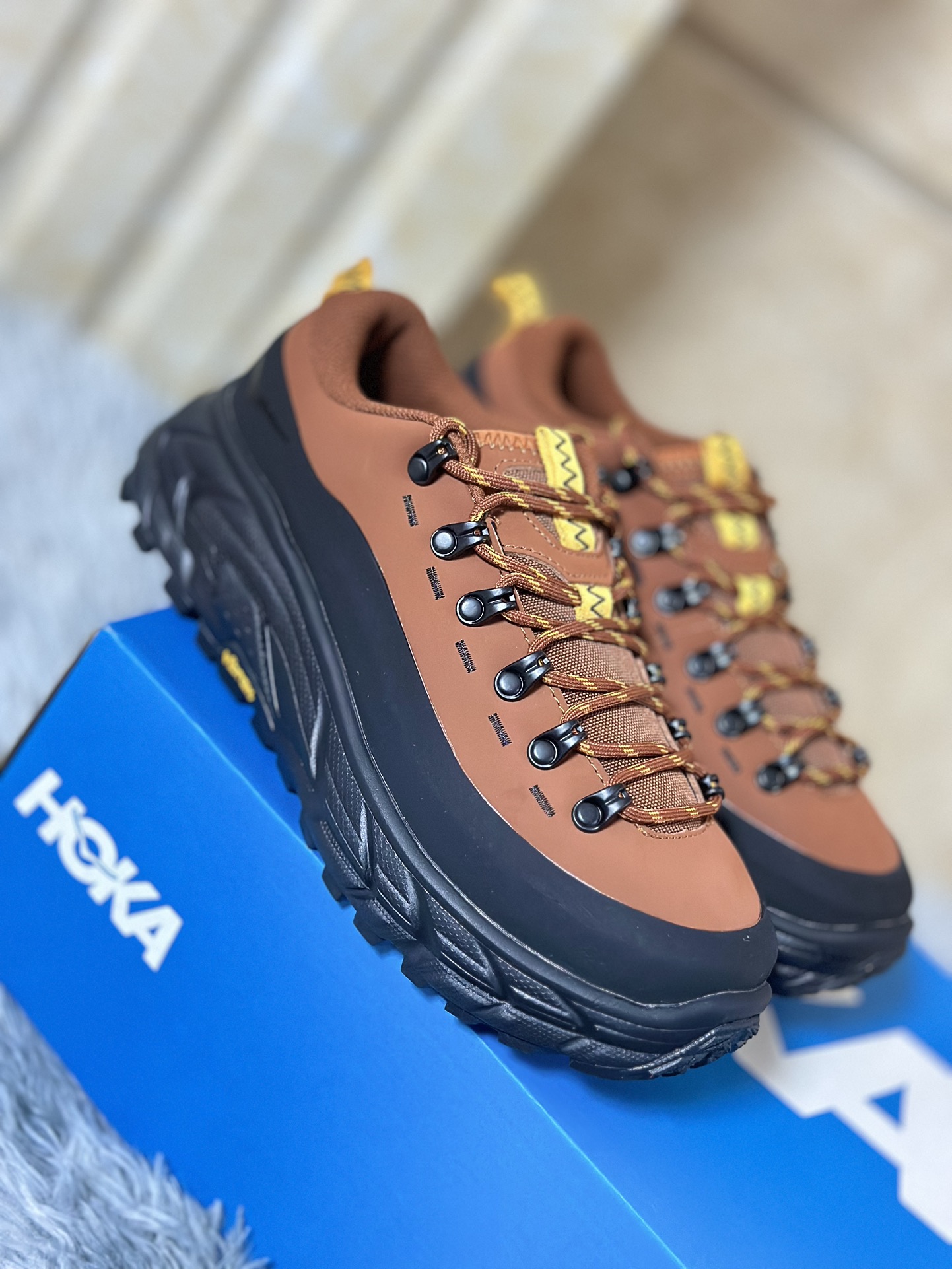 NO:270611,HOKA ONE ONE Tor Summit Black Brown uses EVA and RMAT mixed midsole technology to bring excellent cushioning and stability. It is paired with a Vibram MegaGrip outsole to provide strong grip and wear resistance for various outdoor terrains. Size 40-45 (including half size),19860909HOKA ONE ONE Tor Summit 黑棕 采用EVA与RMAT混合中底技术,带来卓越缓震与稳定性,搭配Vibram MegaGrip外底,为各种户外地形提供强大抓地力与耐磨性.  尺码40-45（含半码）,,Men's shoes