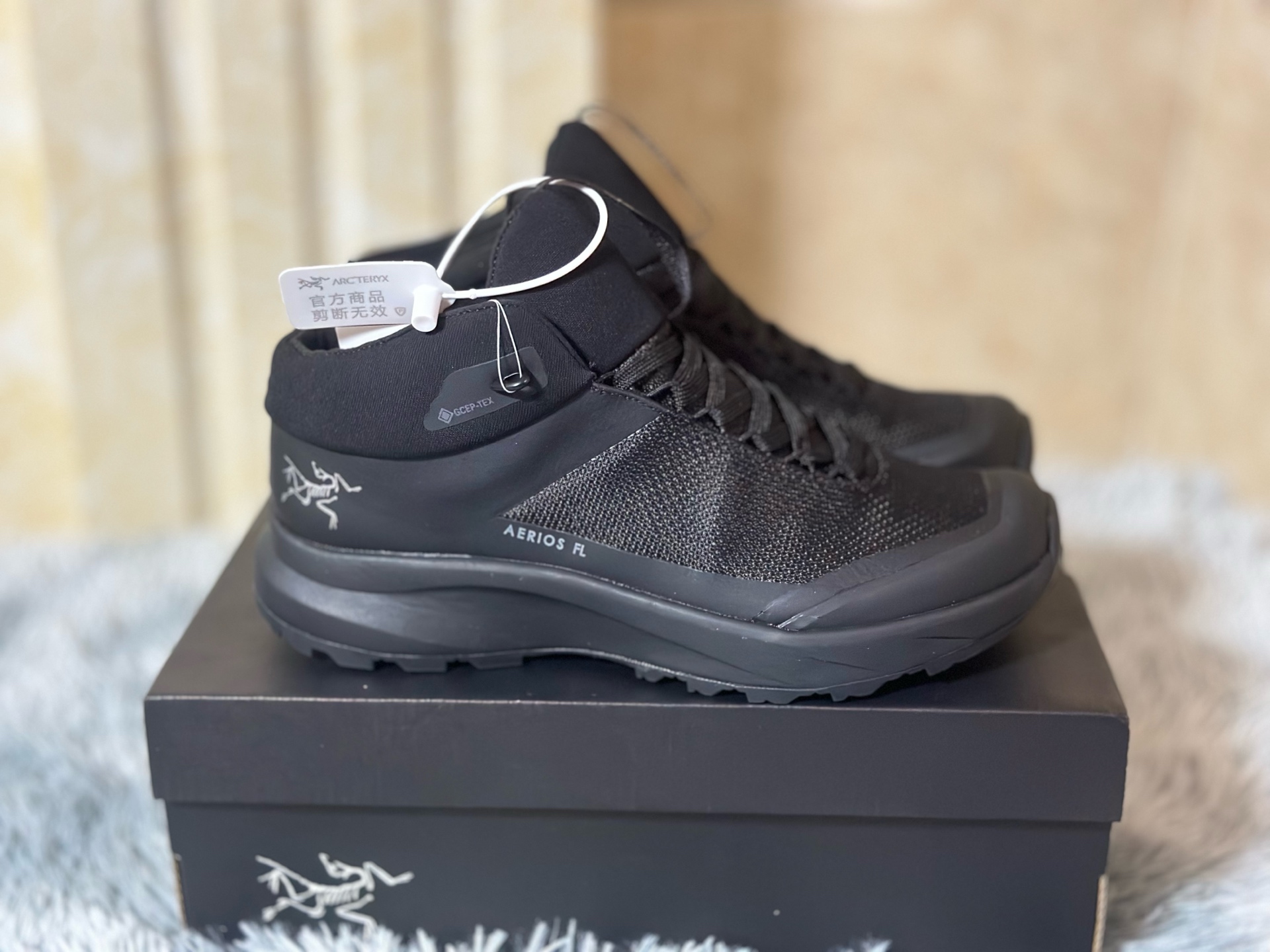 NO:270606,Archaeoptera Konseal FL Black Silver Zhongbang 1. The upper is made of GRO-TEXT waterproof material, waterproof IPX6 2. Heel Zhejiang Lark embroidery, Konseal FL letters Italian imported machine laser 3. Imported foam high-density insole, EVA cushioned midsole 4. Vibram wear-resistant serrated TPU outsole Size 39 40 41 42 43 44 45,arc'teryx19860909始祖鸟 Konseal FL 黑银中邦 1. 鞋面采用GRO-TEXT防水材质,防水级别IPX6 2. 侧后跟浙江百灵鸟刺绣,Konseal FL 字母 意大利进口机器激光 3. 进口发泡高密度鞋垫,EVA缓震中底 4.Vibram耐磨锯齿TPU大底 尺码39 40 41 42 43 44 45,arc'teryx,Men's shoes